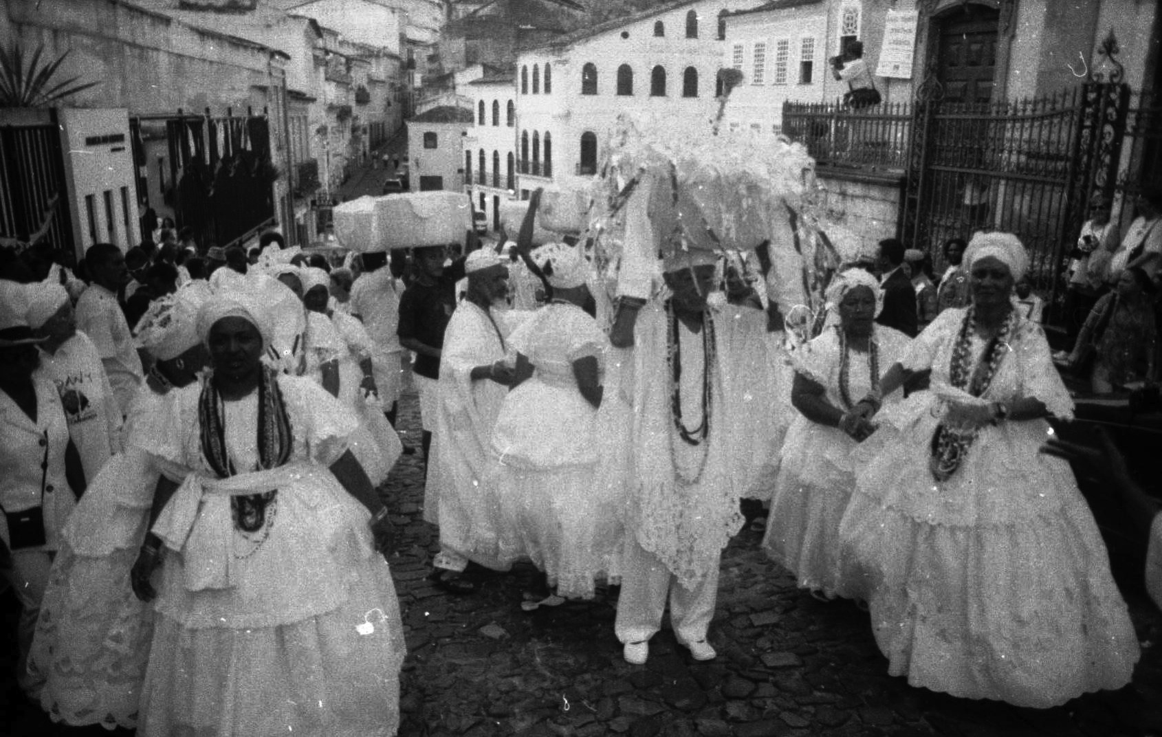 The people of the saint in Brazil during Candomblé. Photo by Lázaro Roberto.