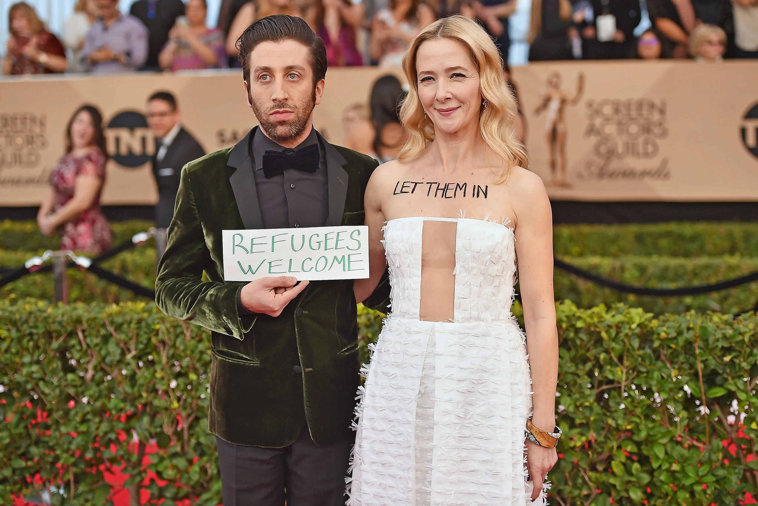 Actor Simon Helberg and actress Jocelyn Towne protesting against the Immigration Ban at the Screen Actors Guild Award 2017. Photo source: Zimbio.