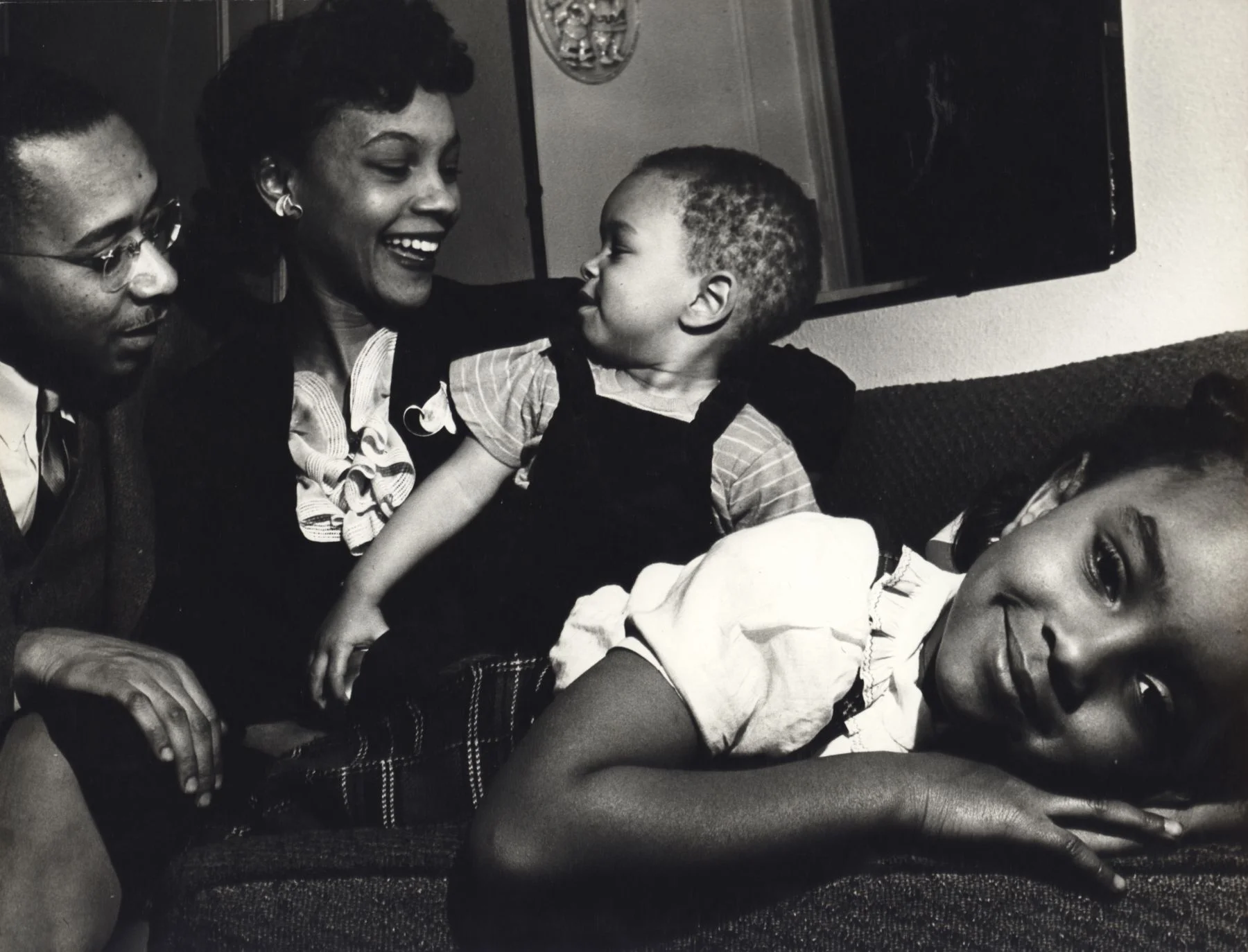 Family on couch , 1941 by Morris Engel.