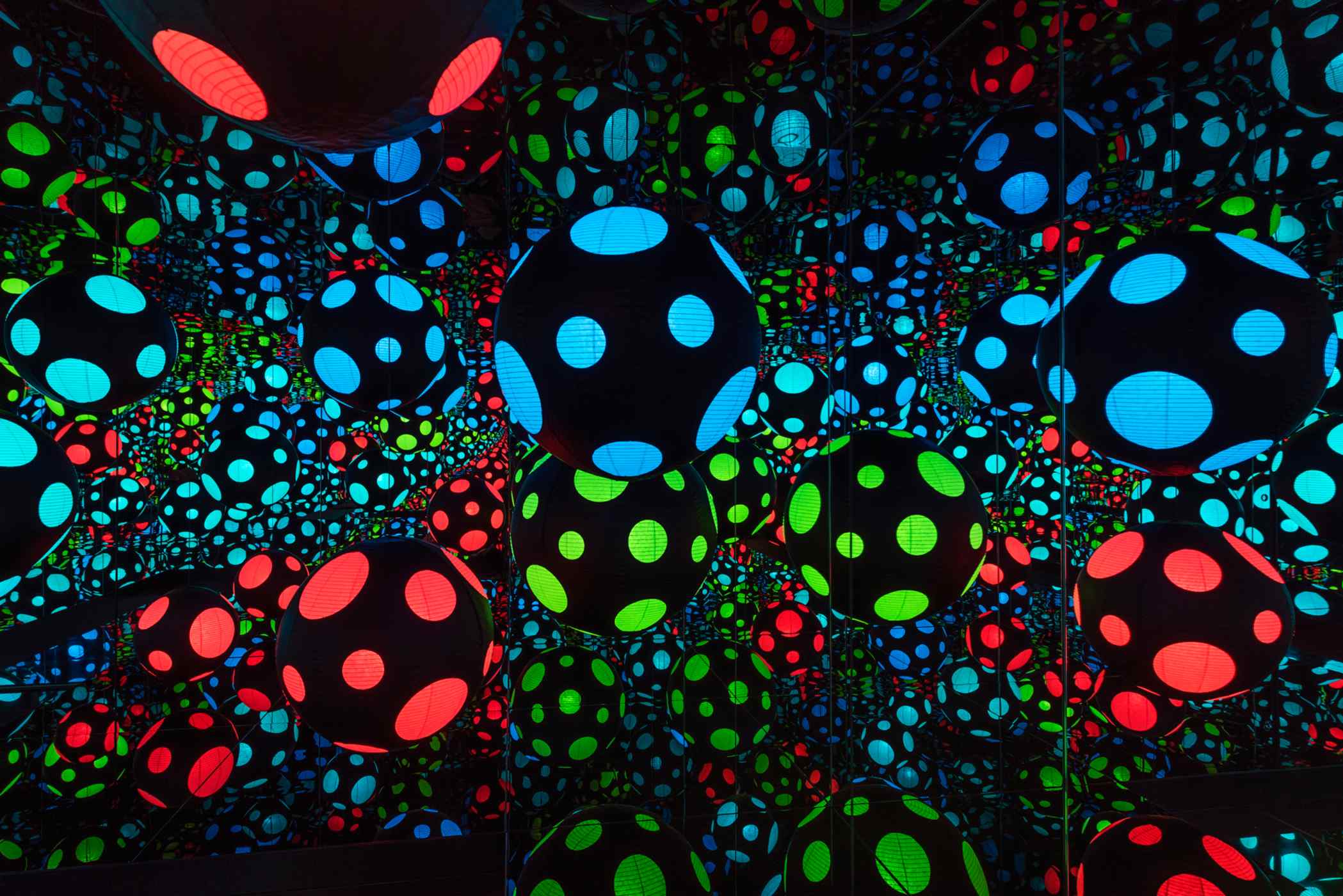 Installation view: Infinity Mirrored Room - My Heart Is Dancing Into The Universe, 2018 . Photo by Jack Hems.