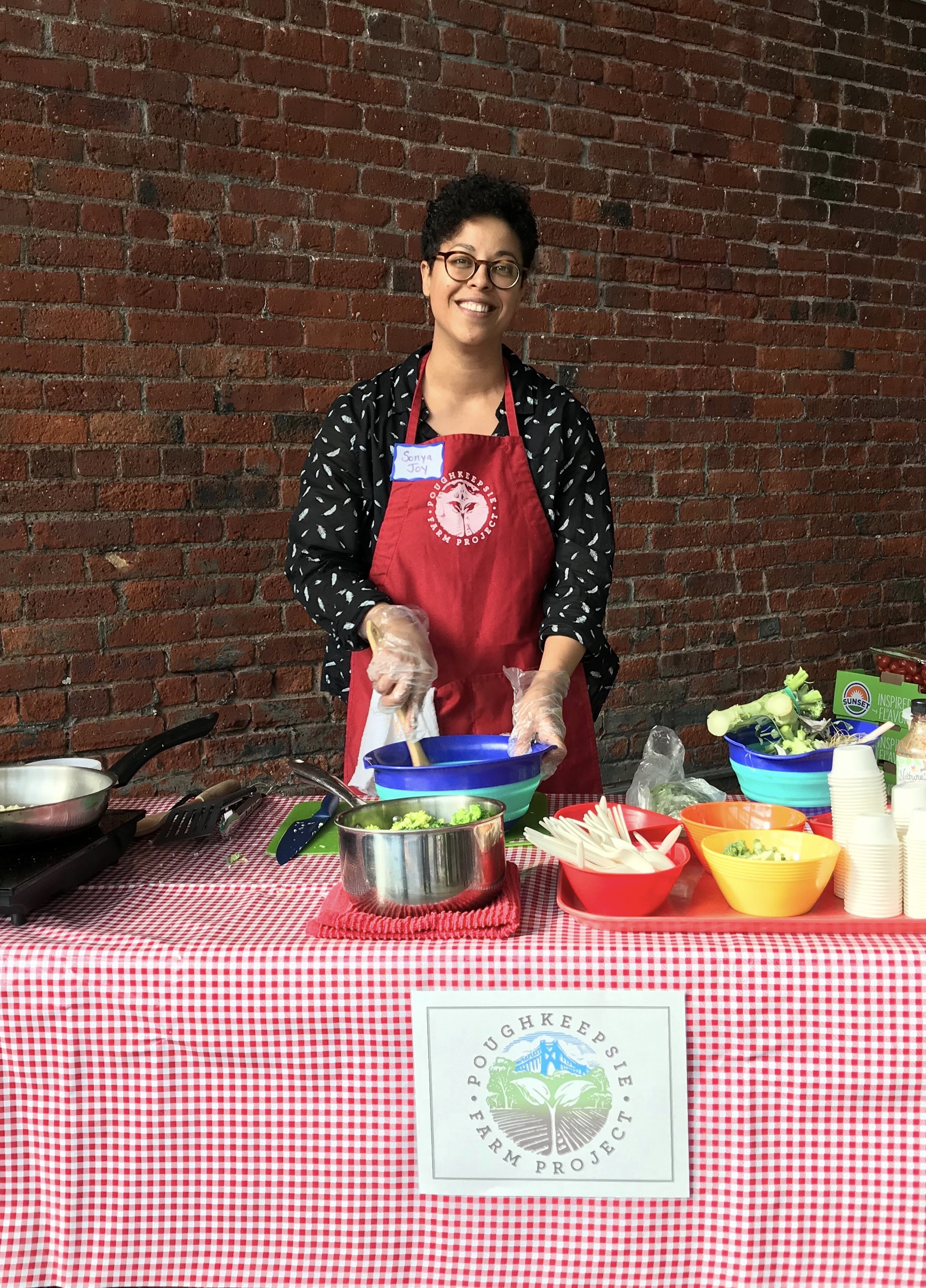 Chef Key offers tastes of healthy dishes prepared with produce available at the Free Farm Stand.