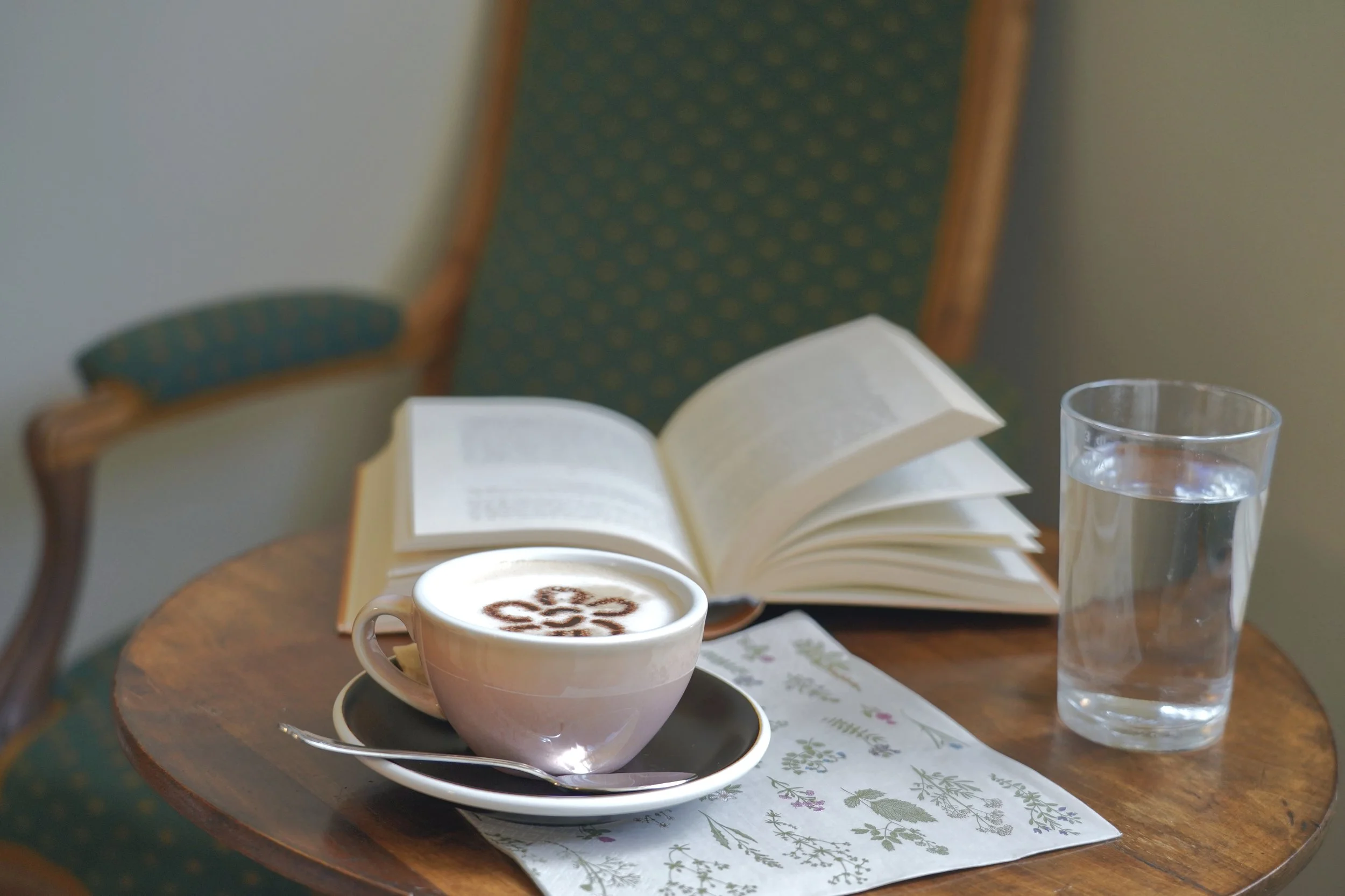 EINE GUTE TASSE KAFFEE IN RUHE GENIESSEN