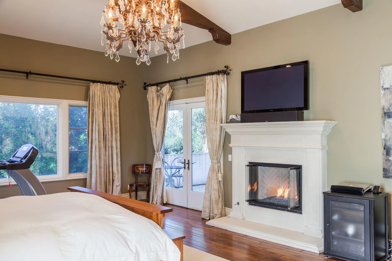 21 Classic Montecito Spanish-large-021-Master Bedroom-1500x1000-72dpi.jpg