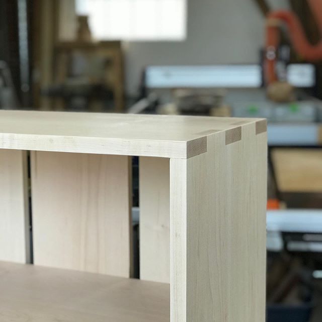 Client designed (@edward_robinson_ ) monster shelf with finger joint corners, solid maple construction. Took two people to move this one!
.
.
.
.
.
#solidwood #maple #shelf #extralarge #fingerjoint #madeincalifornia #customfurniture