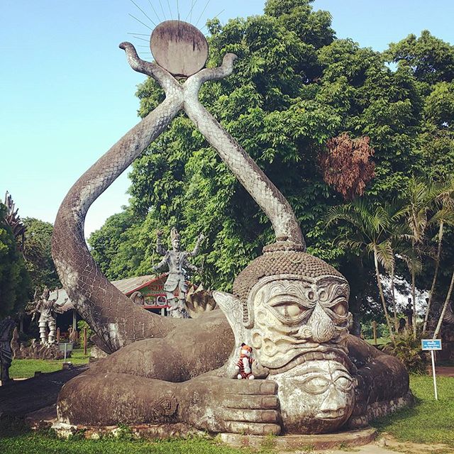🐯 made a new Laotian friend at the Buddha park!
He seems nice...