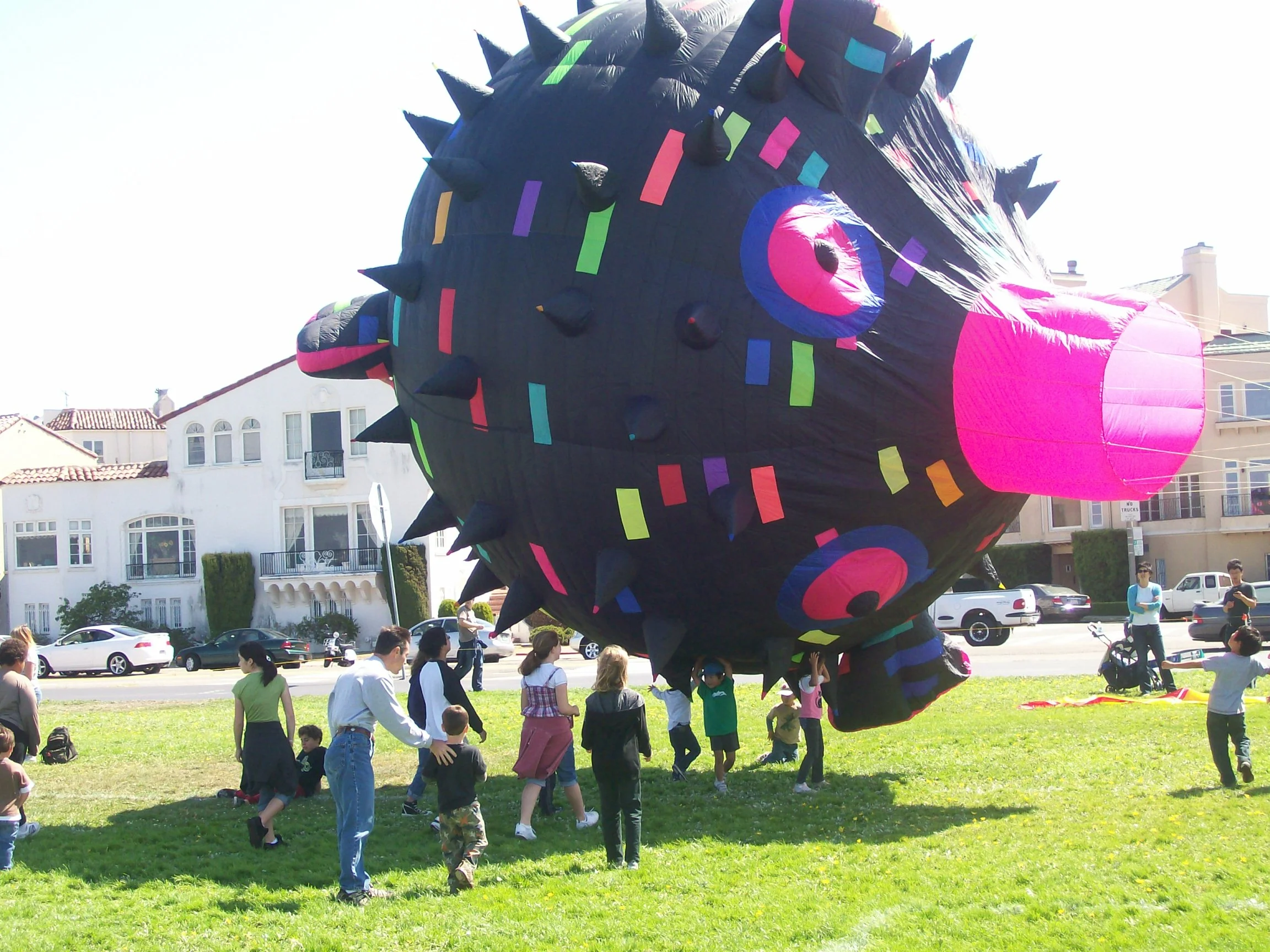  Fugu  is a Bernoulli device, not a kite. Children delight in playing underneath and even inside it as it rhythmically bounces up and down in the breeze. 