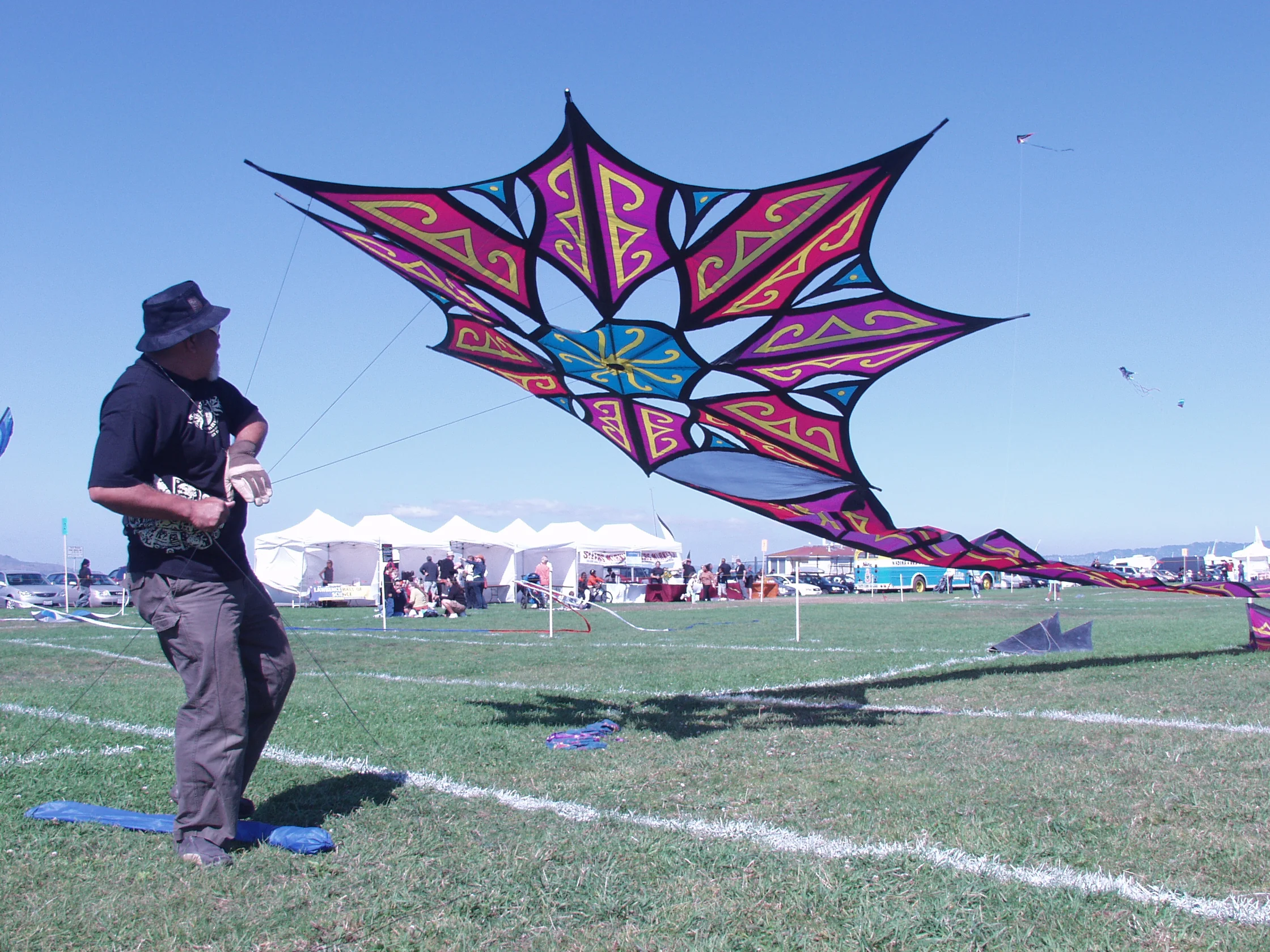  Renowned kite artist  Jose Sainz  launches his "New Zealand Star", the 2002 American Kiting Association Grand Champion. 