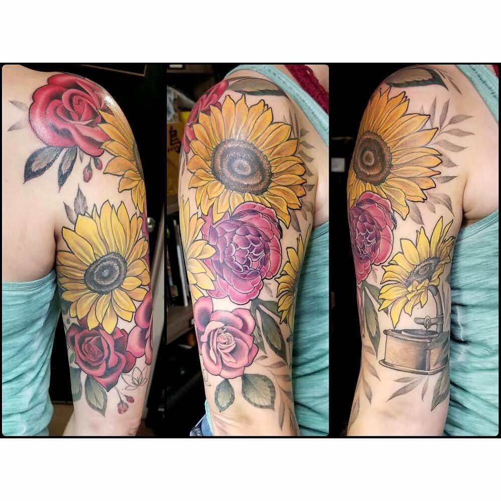 floral half sleeve by @alaynatattoos 
check our bio for appointment bookings!

#floraltattoo #flowertattoo #floralsleeve #neotraditional #flowersleeve #losangelestattoo #neotraditionaltattoo #losangelestattooartist #rabblerousertattoo