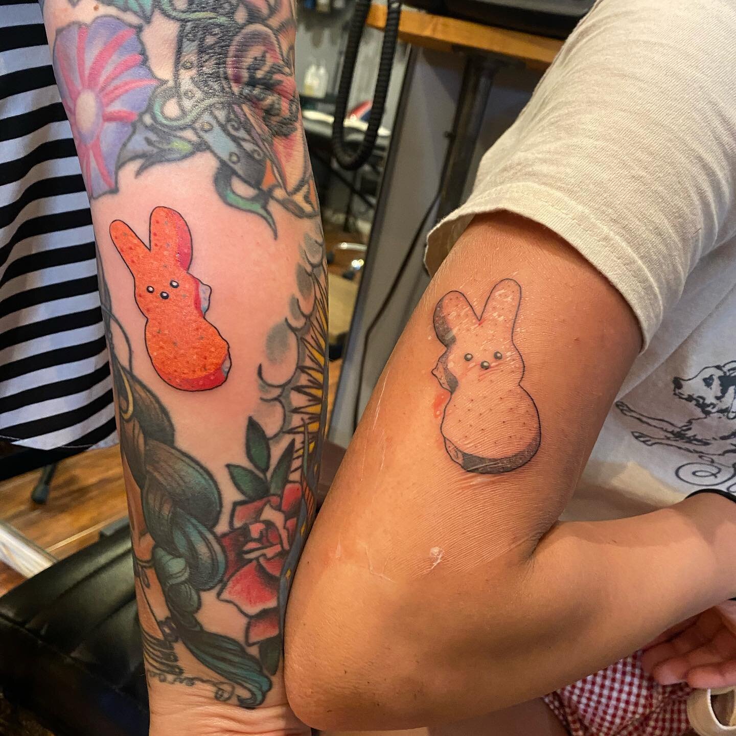 peep these twin easter bunny peeps by @paper_dogs ! thanks for coming in! 

#tattoo #customtattoo #losangelestattoo #losangelestattooartist #rabblerousertattoo #tattooart #peepthepeeps #matchingtattoos