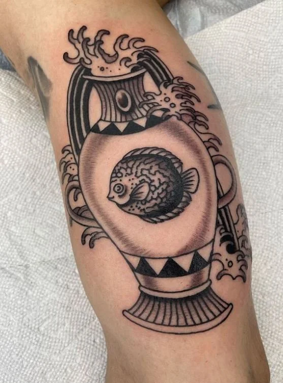 leslie_blackandgrey_shading_bold_lines_vase_fish_animal_rabblerousertattoo_losangeles