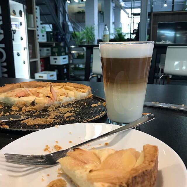 Raggerson and I made a rhubarb cake for my workplace. Empty photo Bc we have staggered breaks of no more than 3 ppl. They all seemed to enjoy it. Stay healthy and 1.5m away out there, Fam

I also made that cafe latte 😎 
#TheRealAgeOfOnlineInteractio