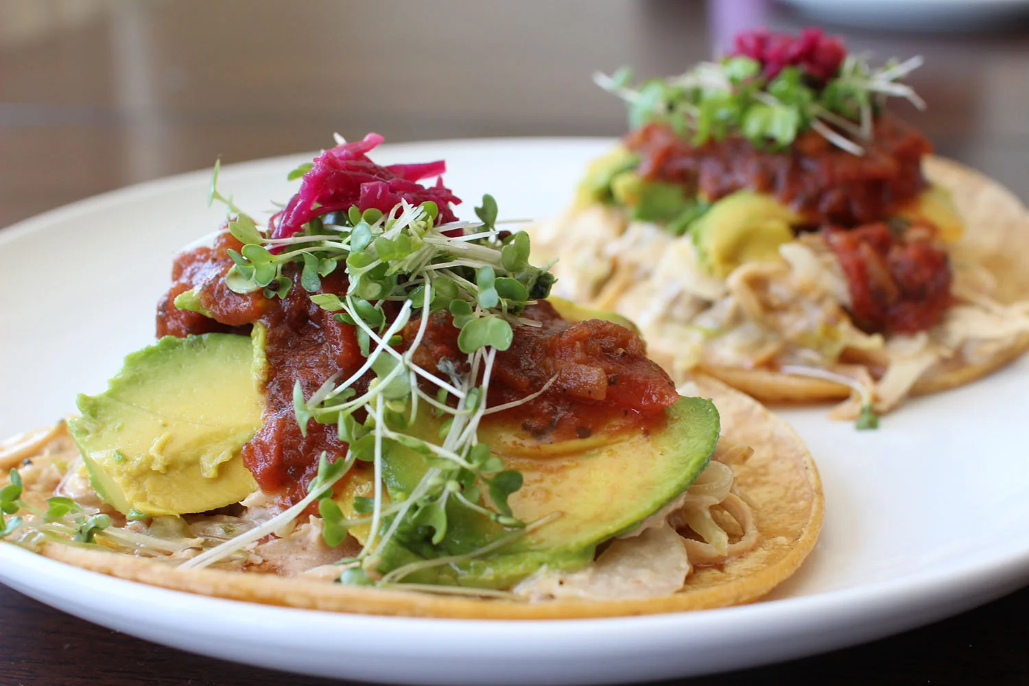 Tacos de pollo con micro-greens y remolacha fermentada