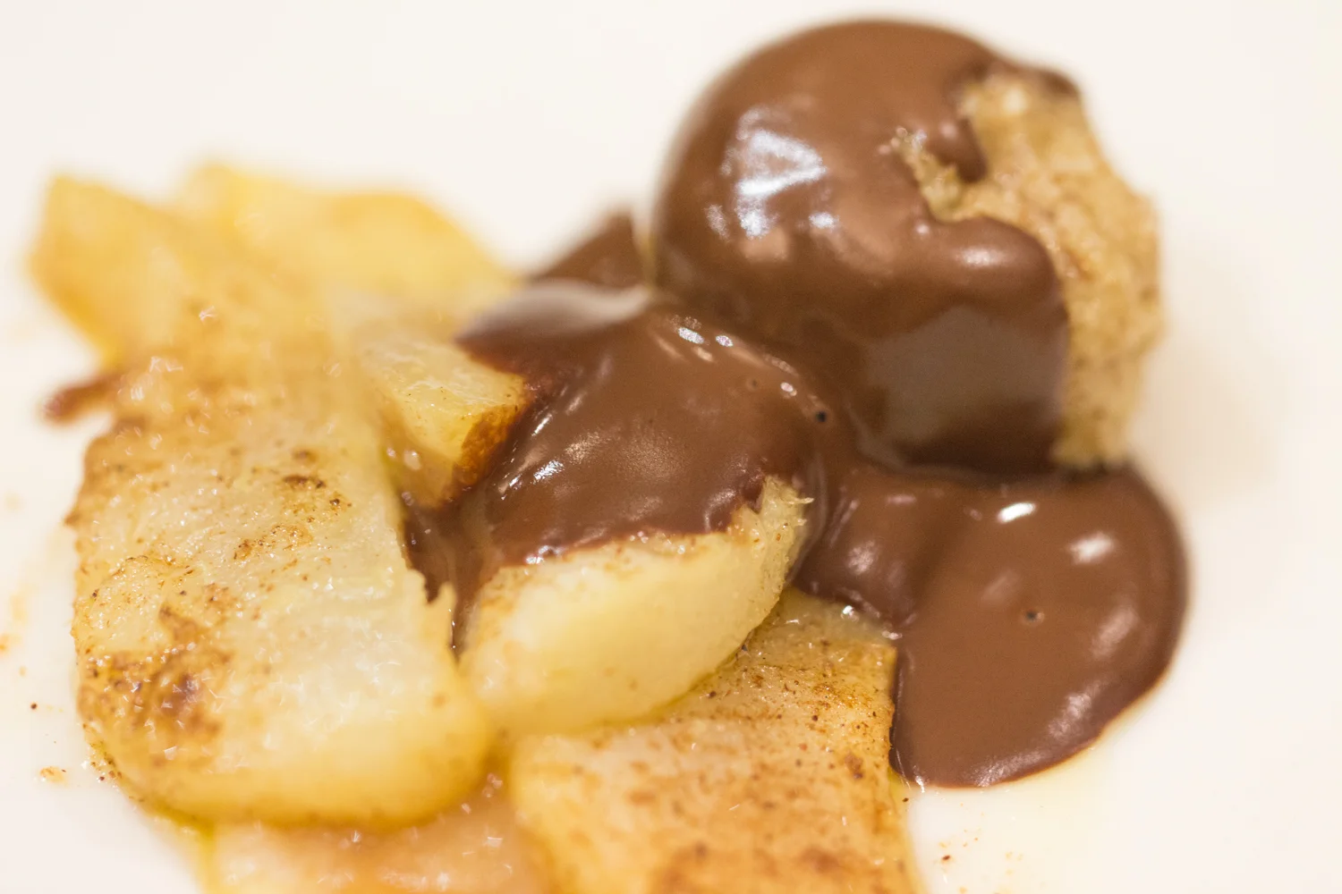 Peras con crema de almendras y salsa de chocolate.