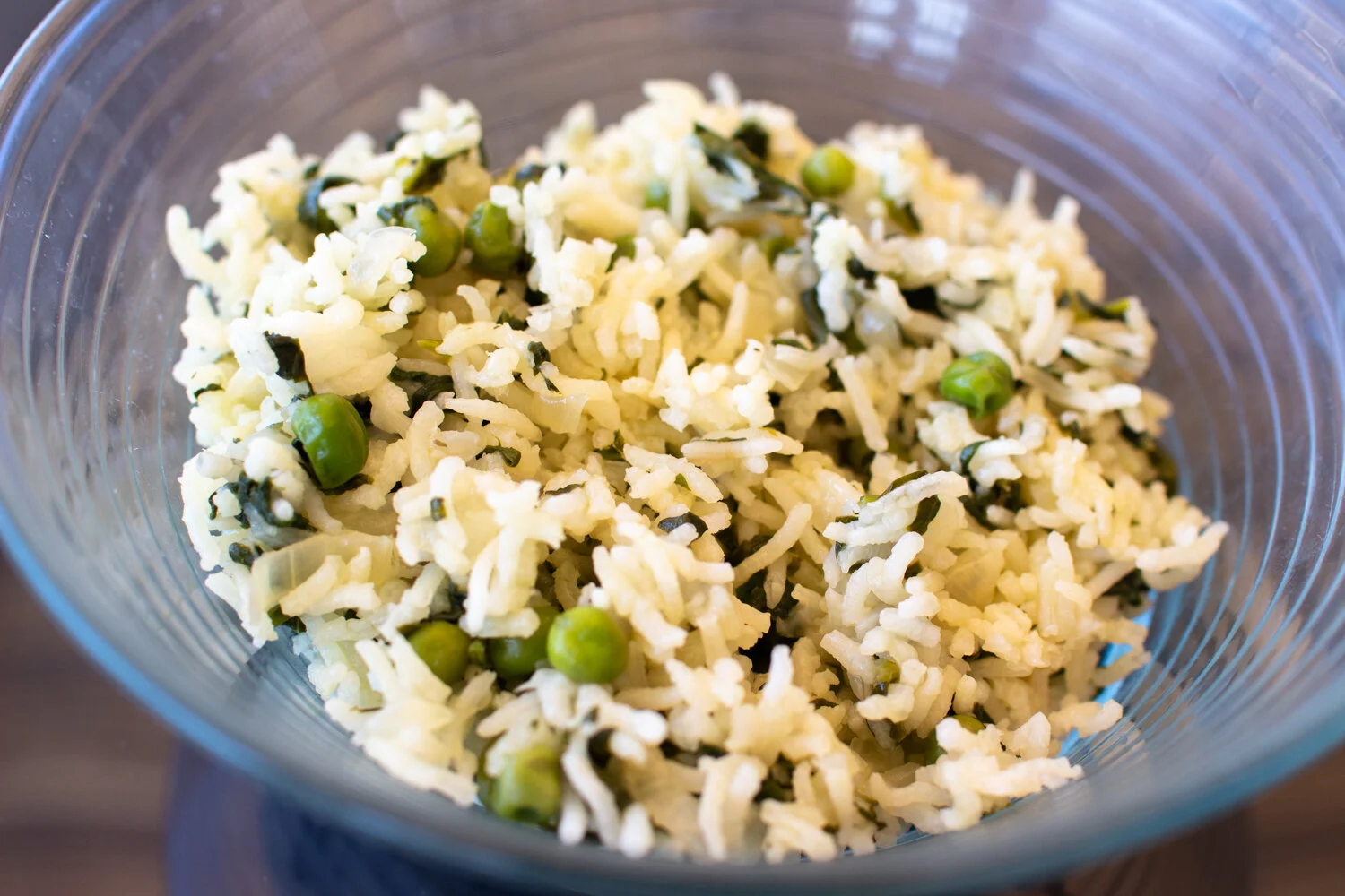 Arroz basmati con espinaca, cebolla, ajo y guisantes.