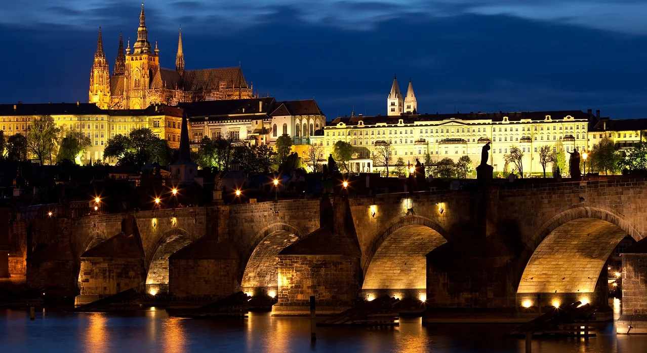 Charles bridge and Prague Castle.jpg
