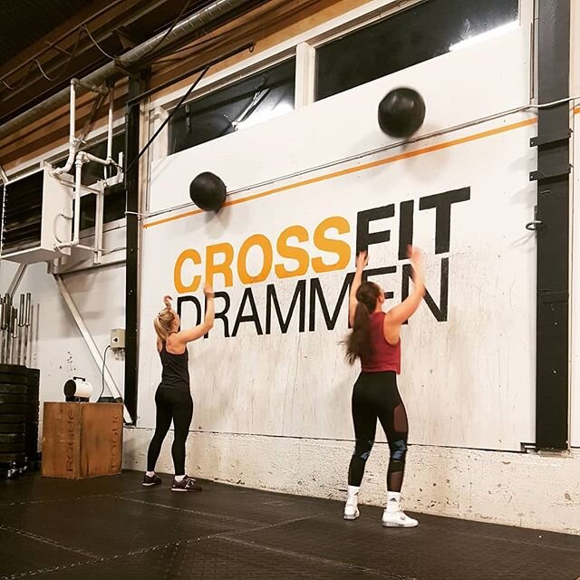 Nydelig kveld i boxen i dag. 
Det blei b&aring;de back squats, landmine twists og wall balls😊👌🏻
Stikk innom for pr&oslash;ve time neste gang du er i n&aelig;rheten! 
#crossfitdrammen #crossfit #functionalfitness #trainforlife #constantlyvaried #hi