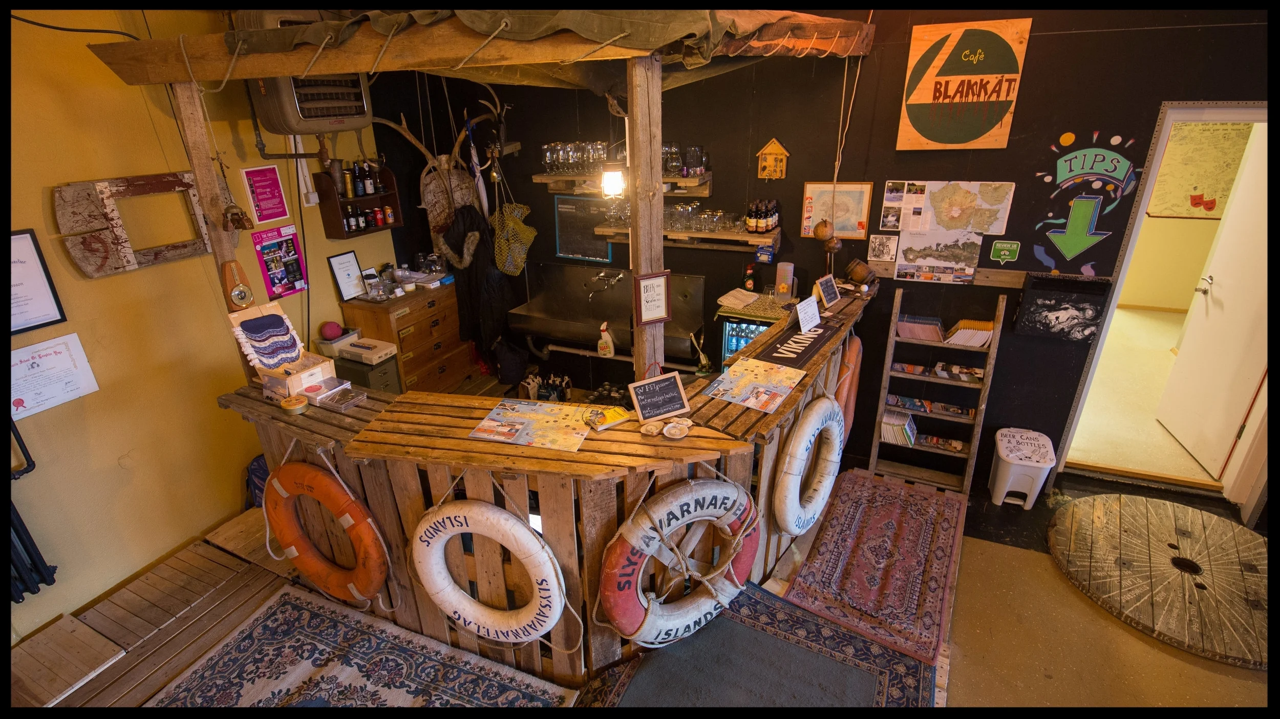 TIKI BAR / CAFÉ BLAKKÁT