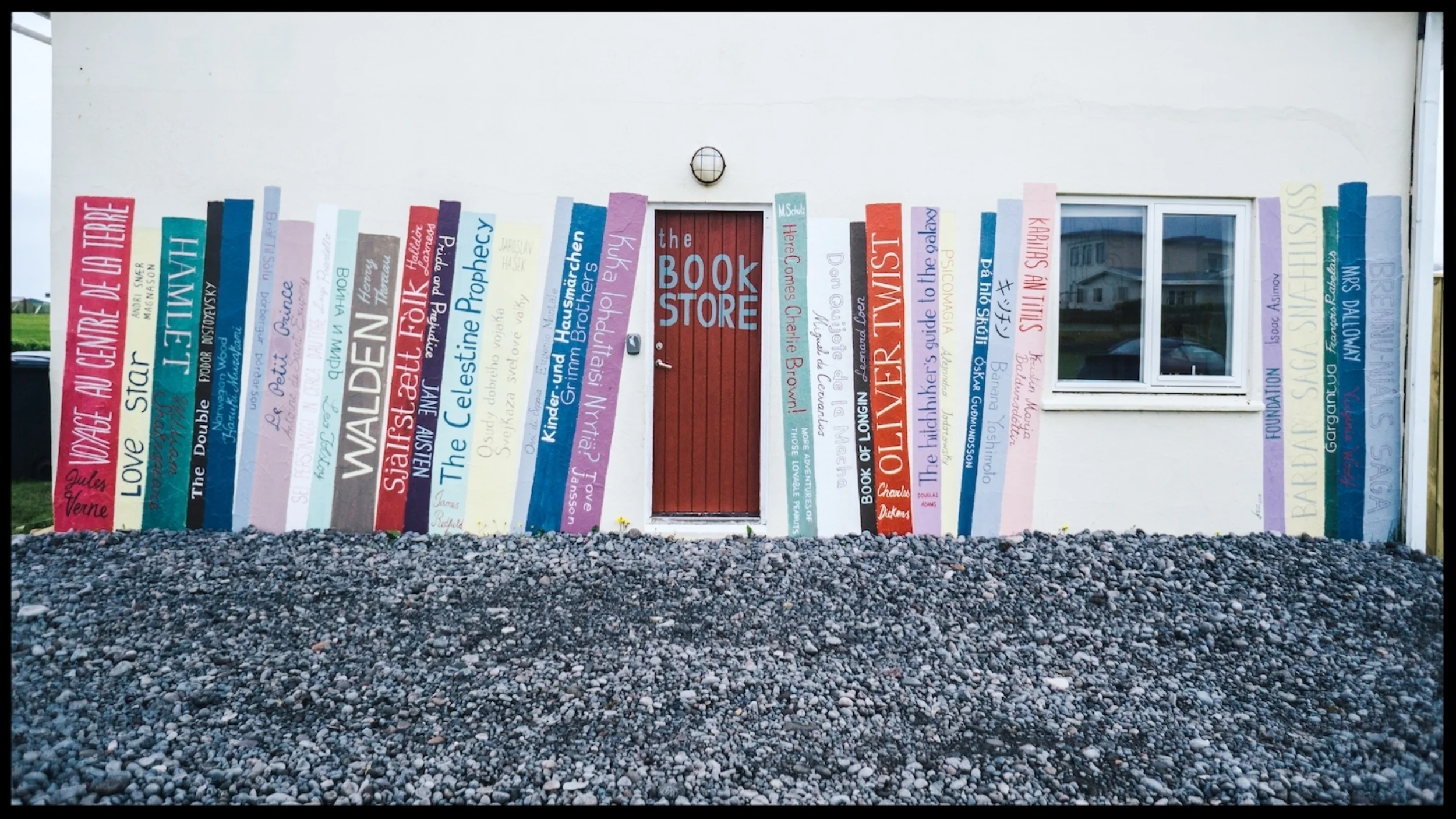 BOOK-THEMED FAMILY APARTMENT