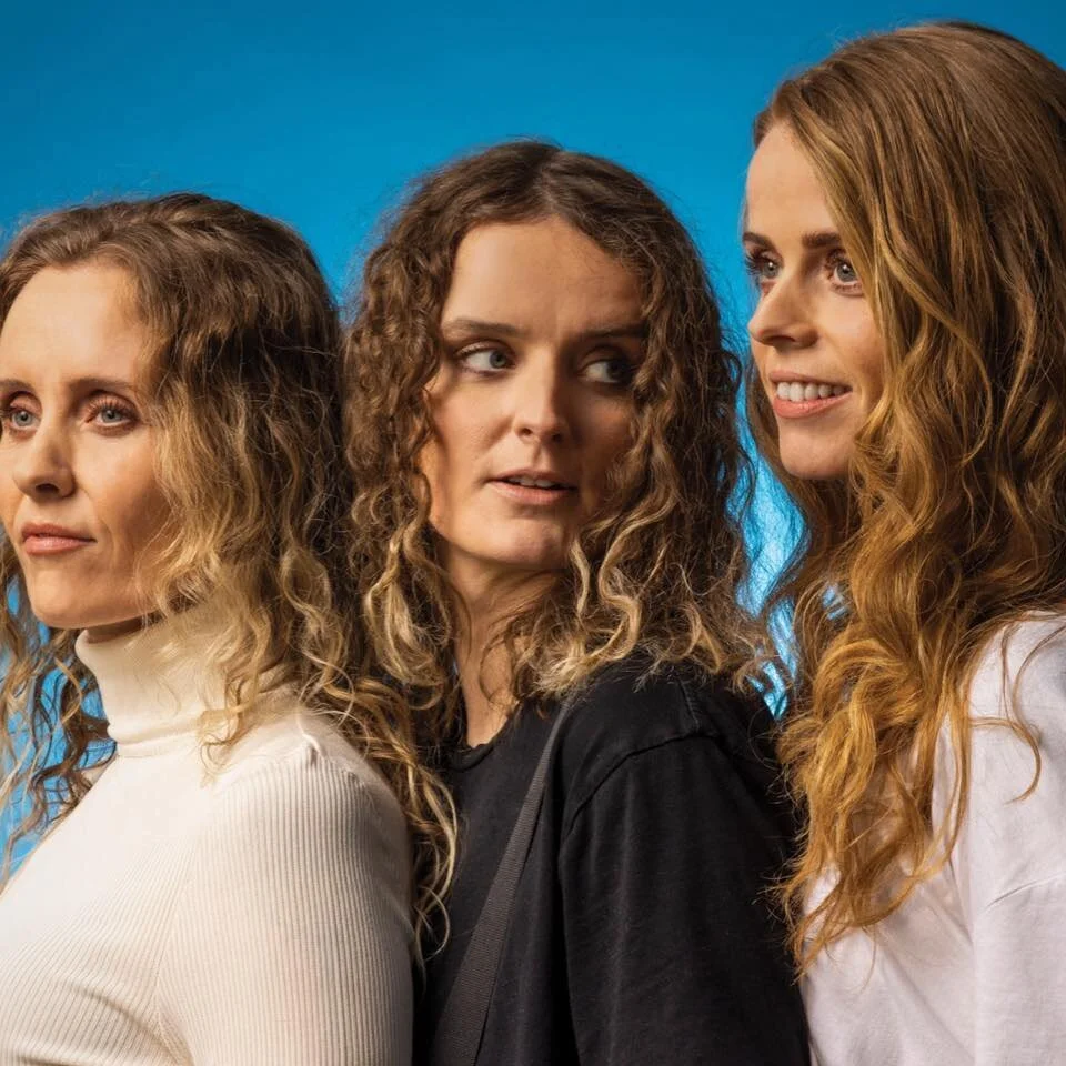 Fyrstu t&oacute;nleikar Systra eftir Eurovision ver&eth;a hj&aacute; okkur &thorn;ann 22. j&uacute;l&iacute;. &THORN;etta ver&eth;ur mikil gle&eth;i. Mi&eth;asala &aacute; heimas&iacute;&eth;unni okkar www.frystiklefinn.is

Their first concert since 