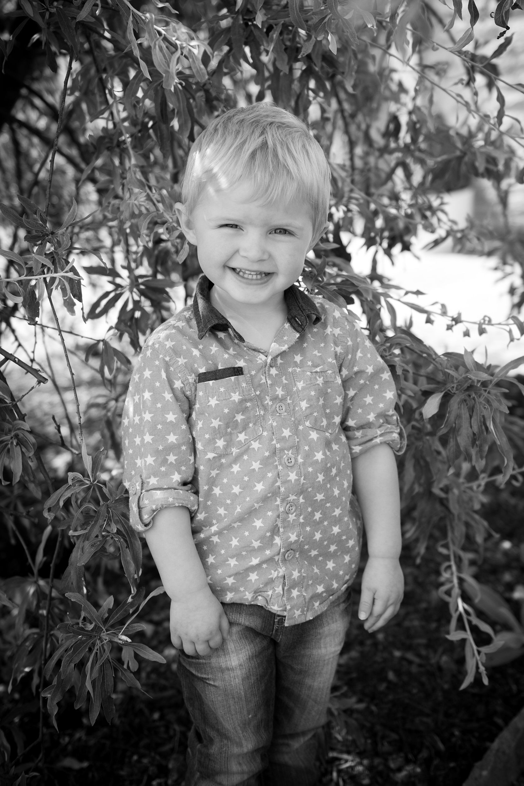 natural photo of a little boy smiling to the camera