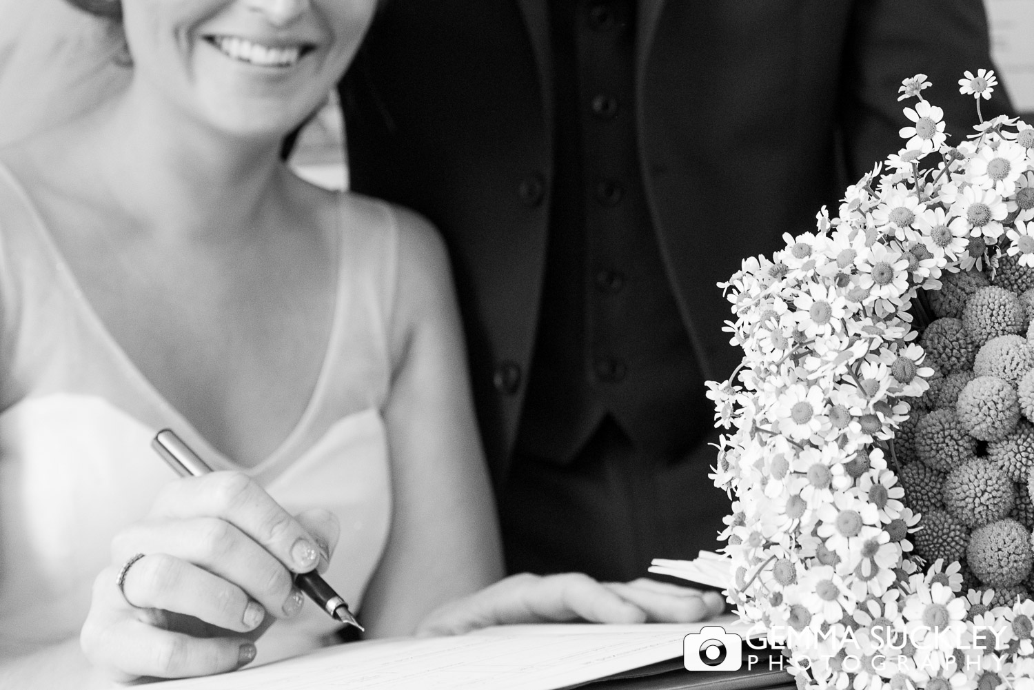 bride signing the register in driffield chuch