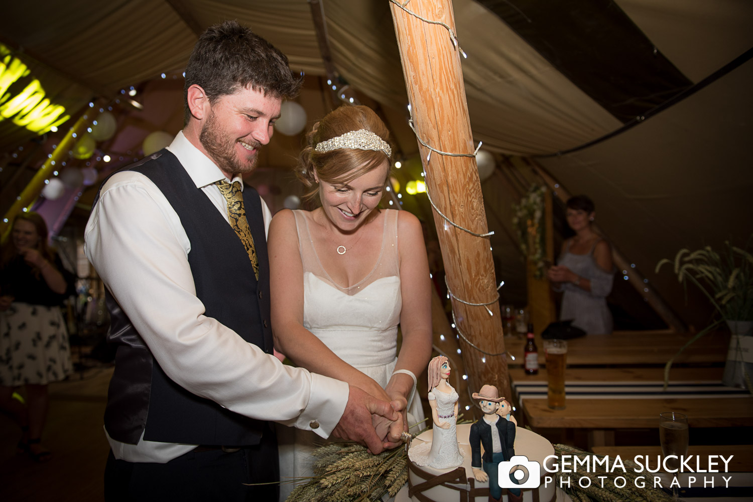 bride and groom cutting their wedding cake at Oaklands in driffield
