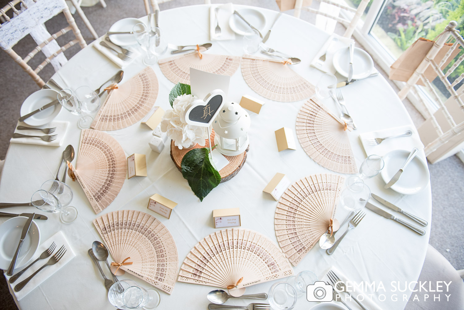 chinese themed wedding table with fans