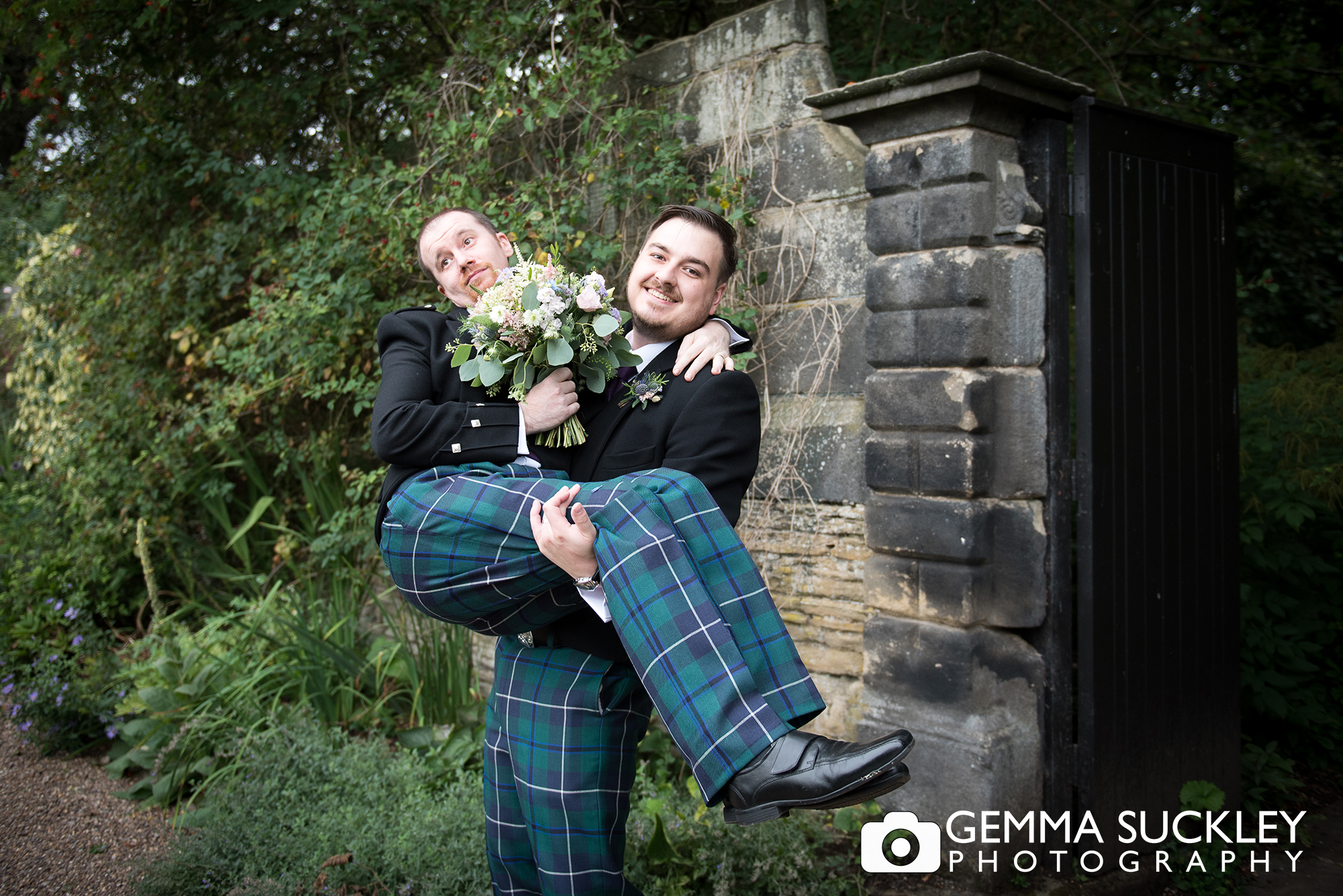 groom picking up the best man