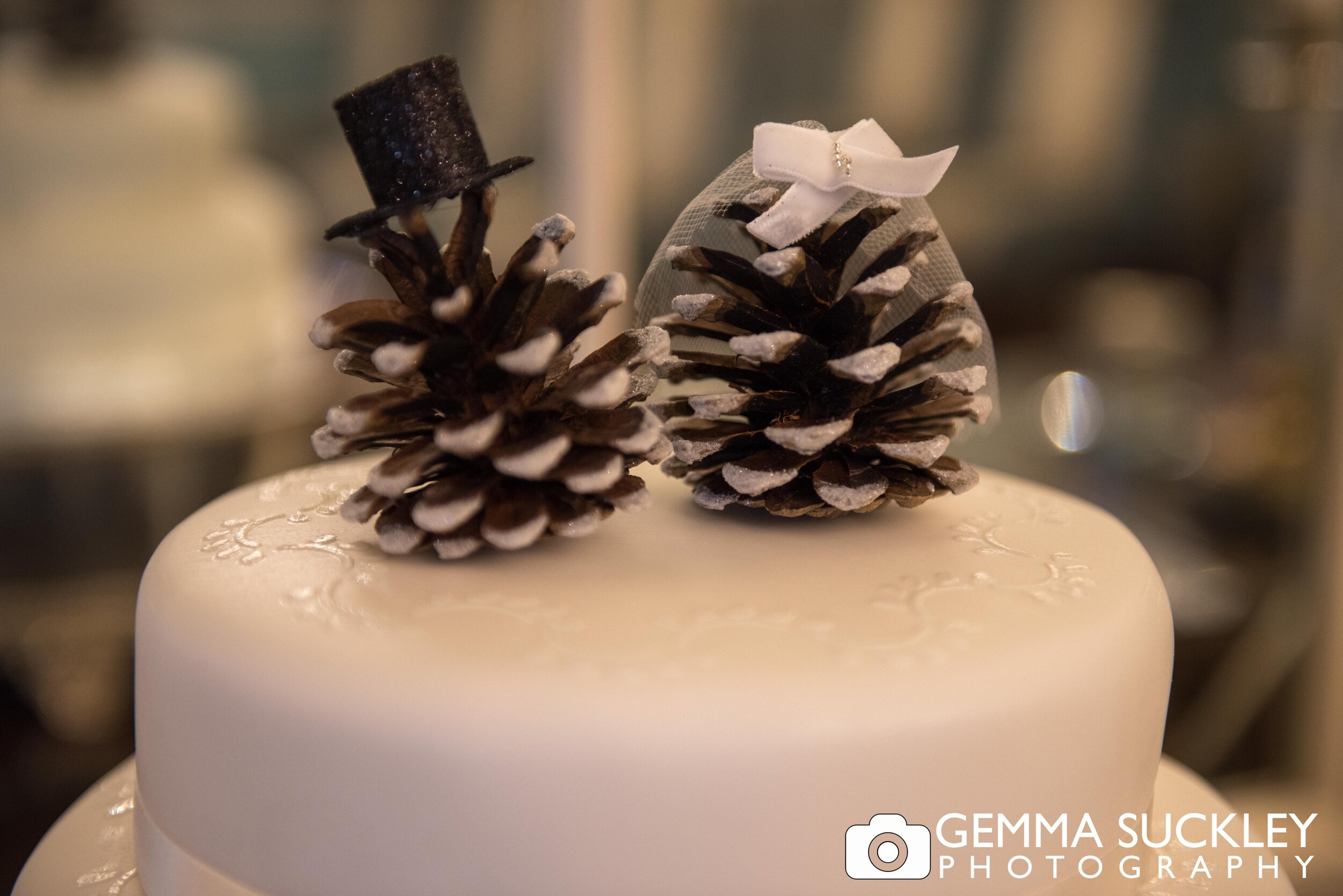 winter-themed-wedding-cake.jpg