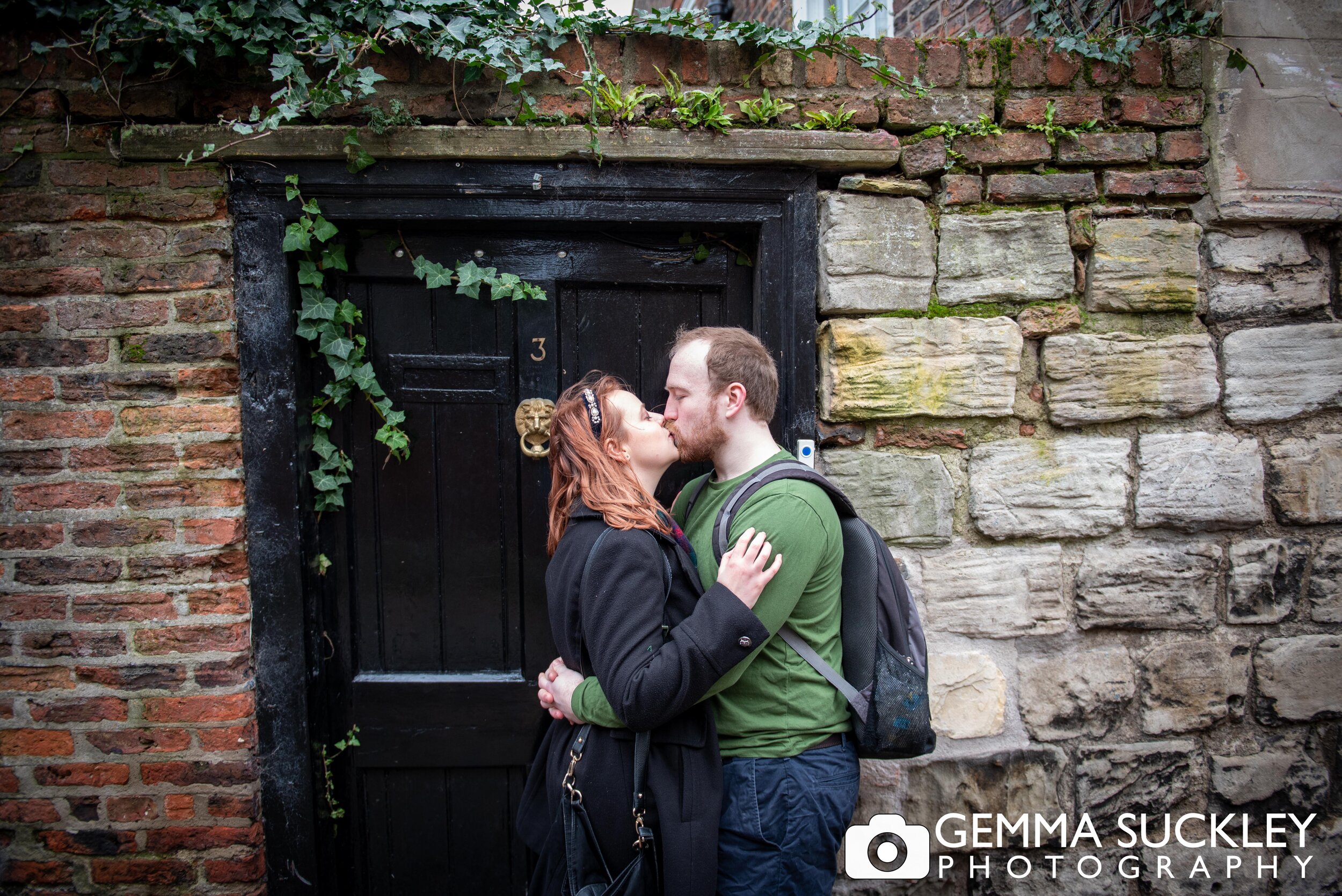 a couple kissing on the shambles in york