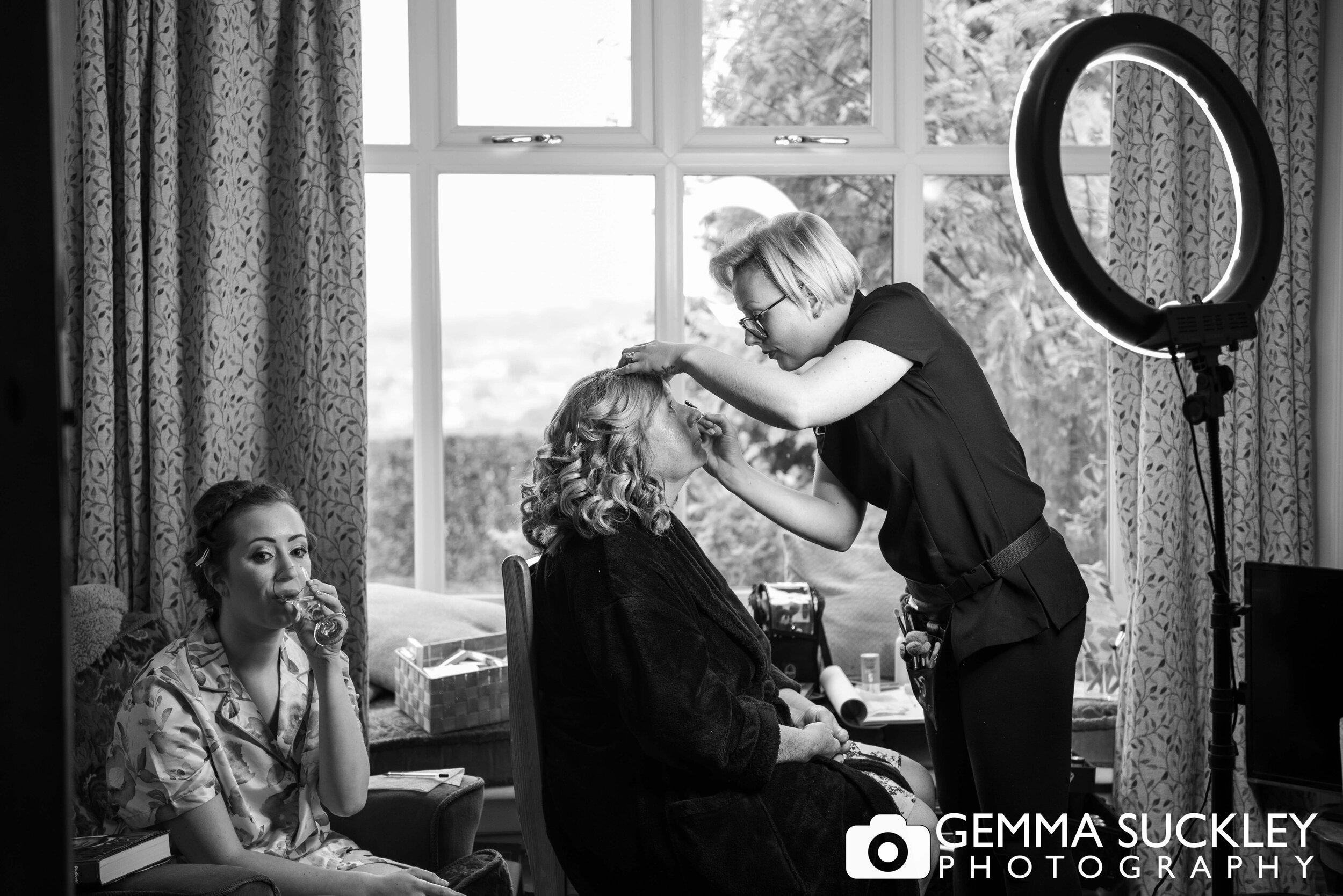 coden bridal make up applying mak-up to the mother of the bride