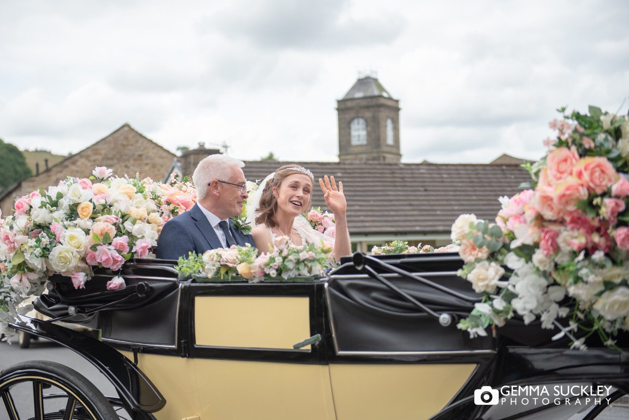 the bride and her father arriving at the church in a horse and carriage