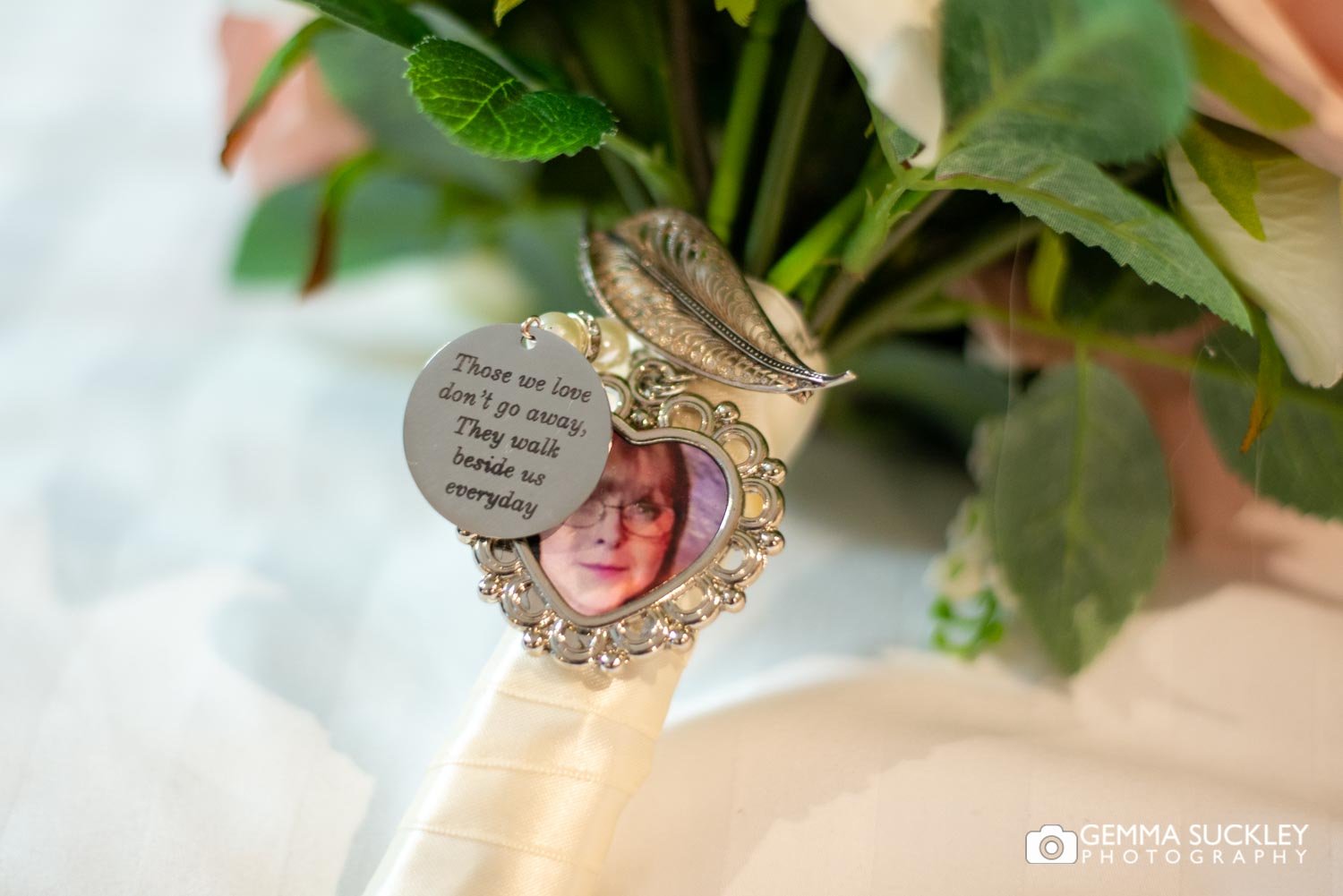 a photo of the brides mum and a poem attached to the wedding bouquet