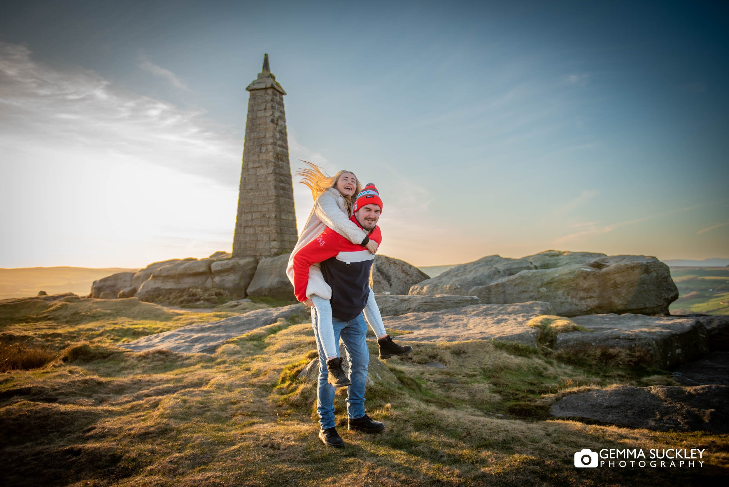cowling-pinnacle-golden-hour-engagement-photography.jpg