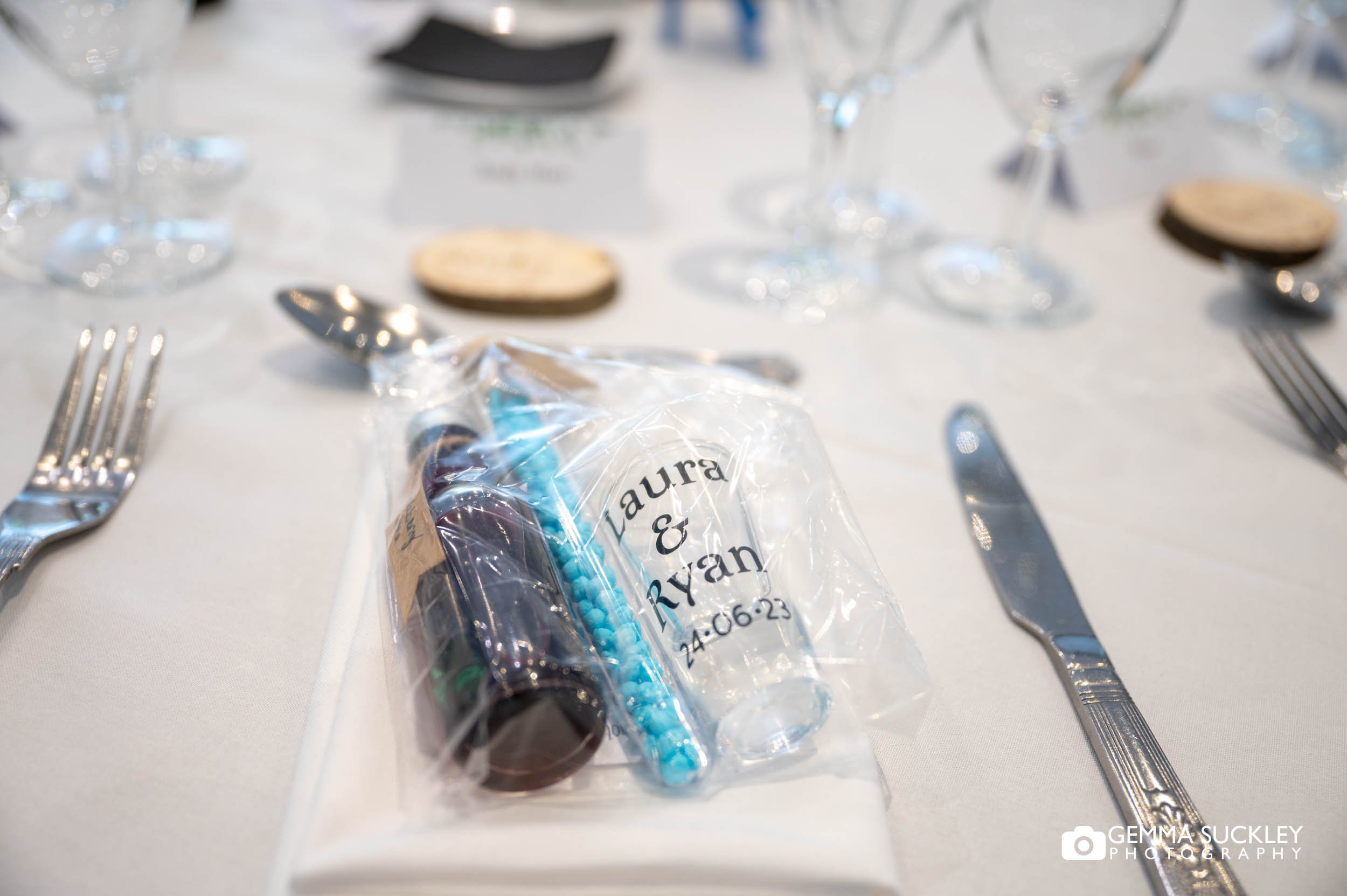 sweet and alcohol wedding favour
