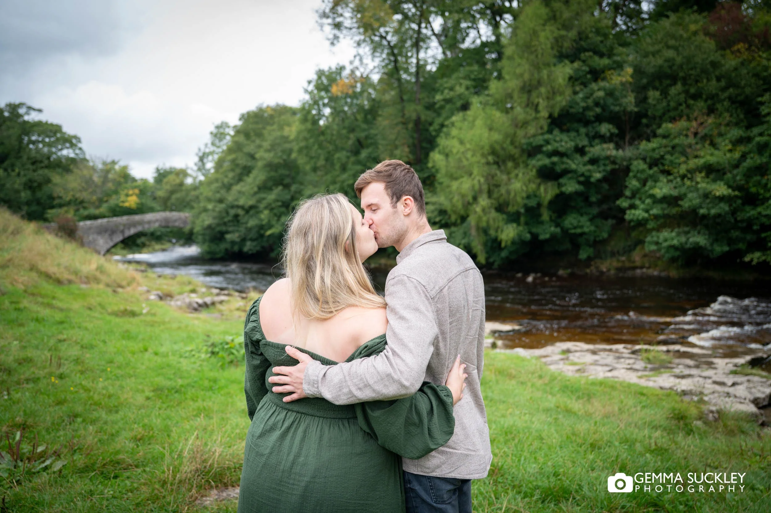 kissing couple at stainforth force