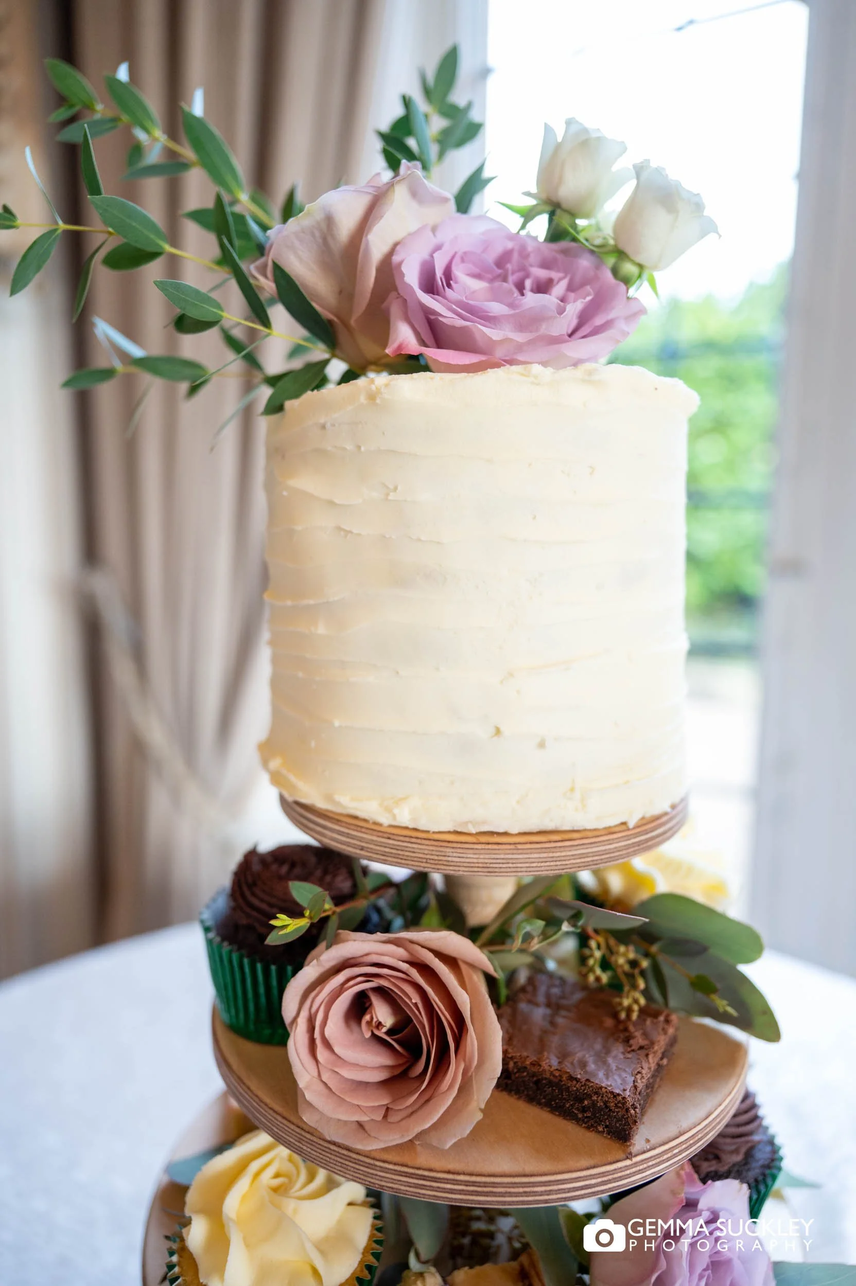 wedding cake at the falcon manor