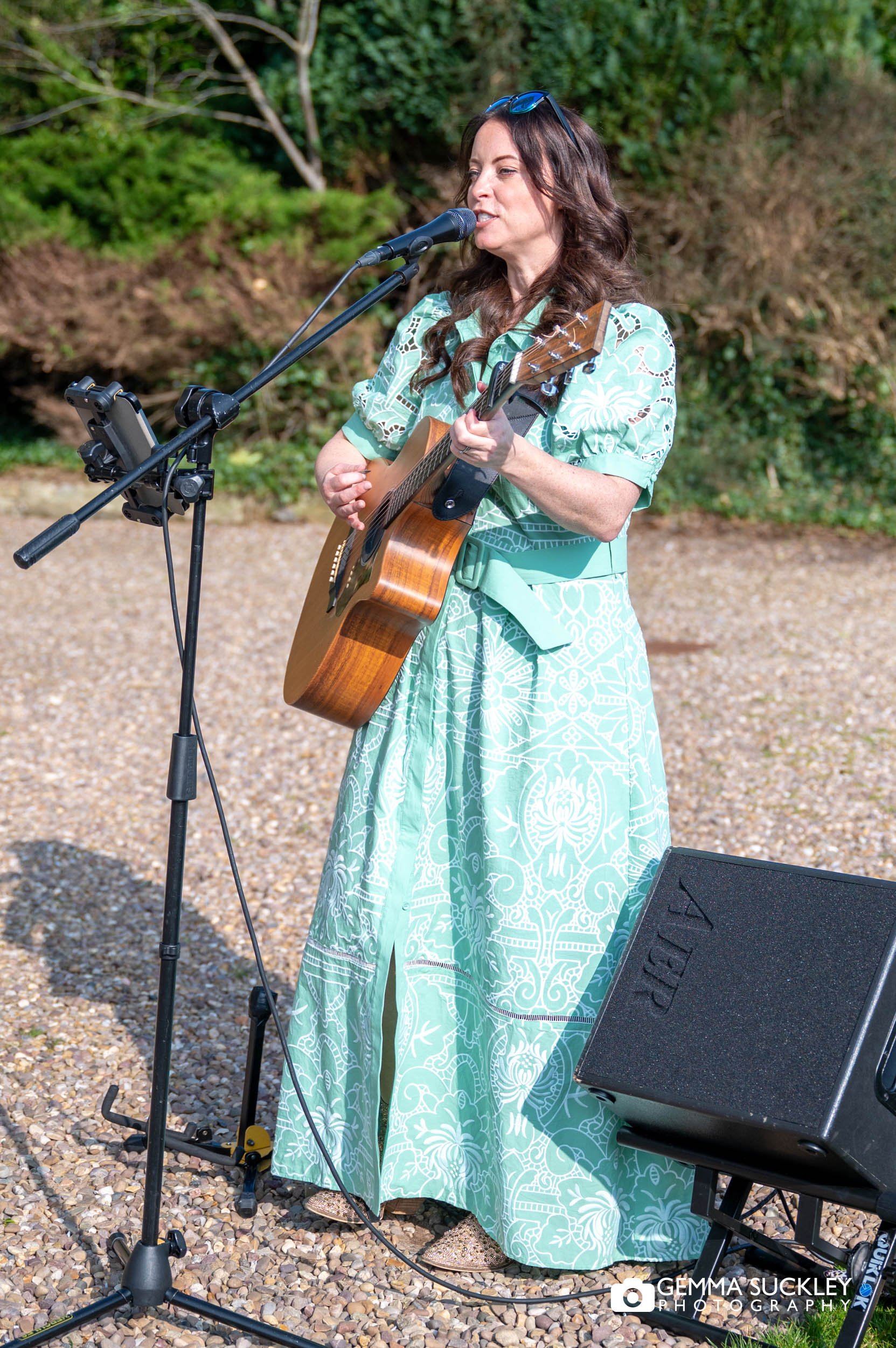 wedding singer in the sunshine at the falcon manor