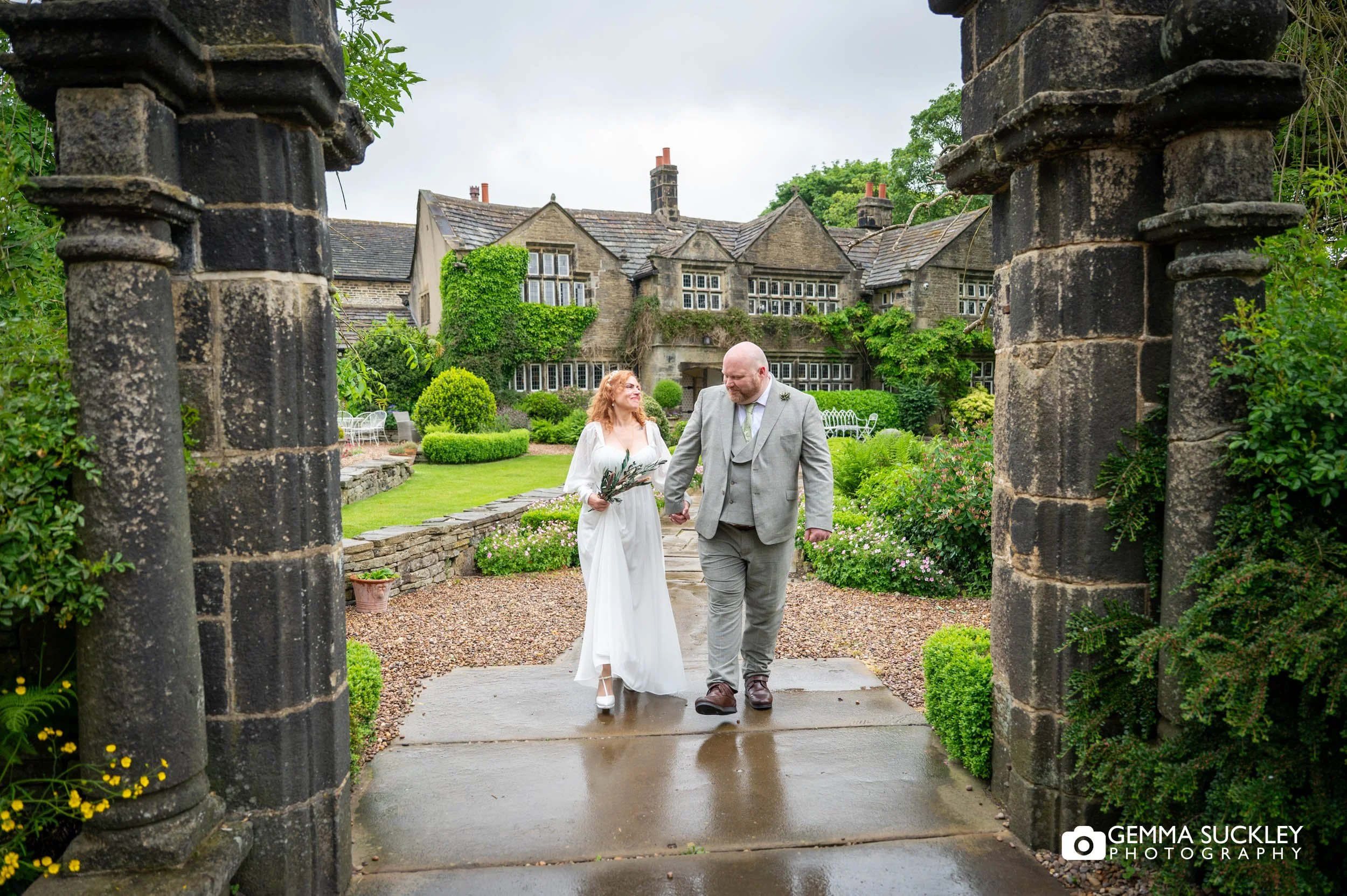 couple portraits outside holdsworth house in halifax