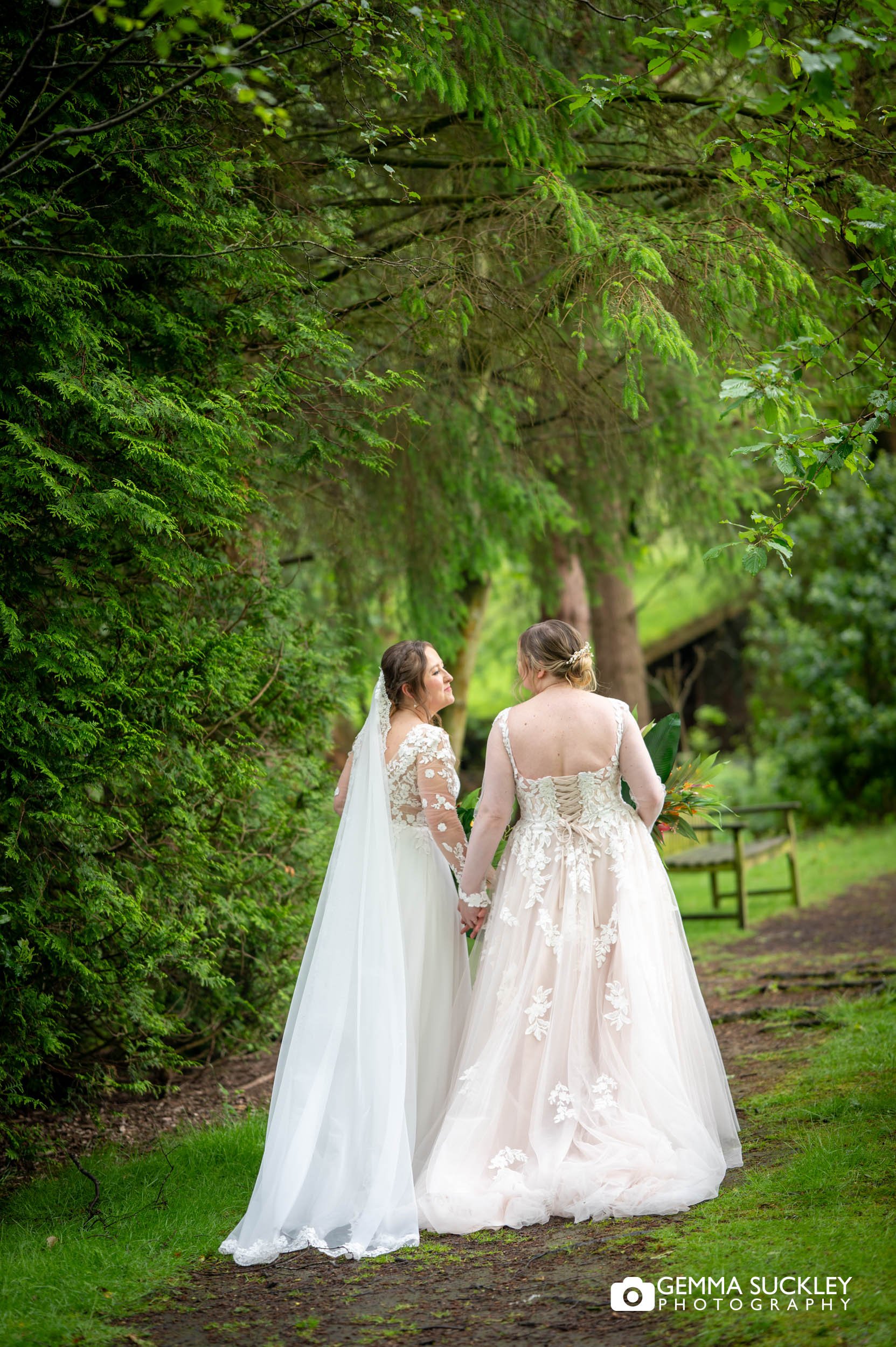 romantic woodland portrait of Rachel and Dagmara
