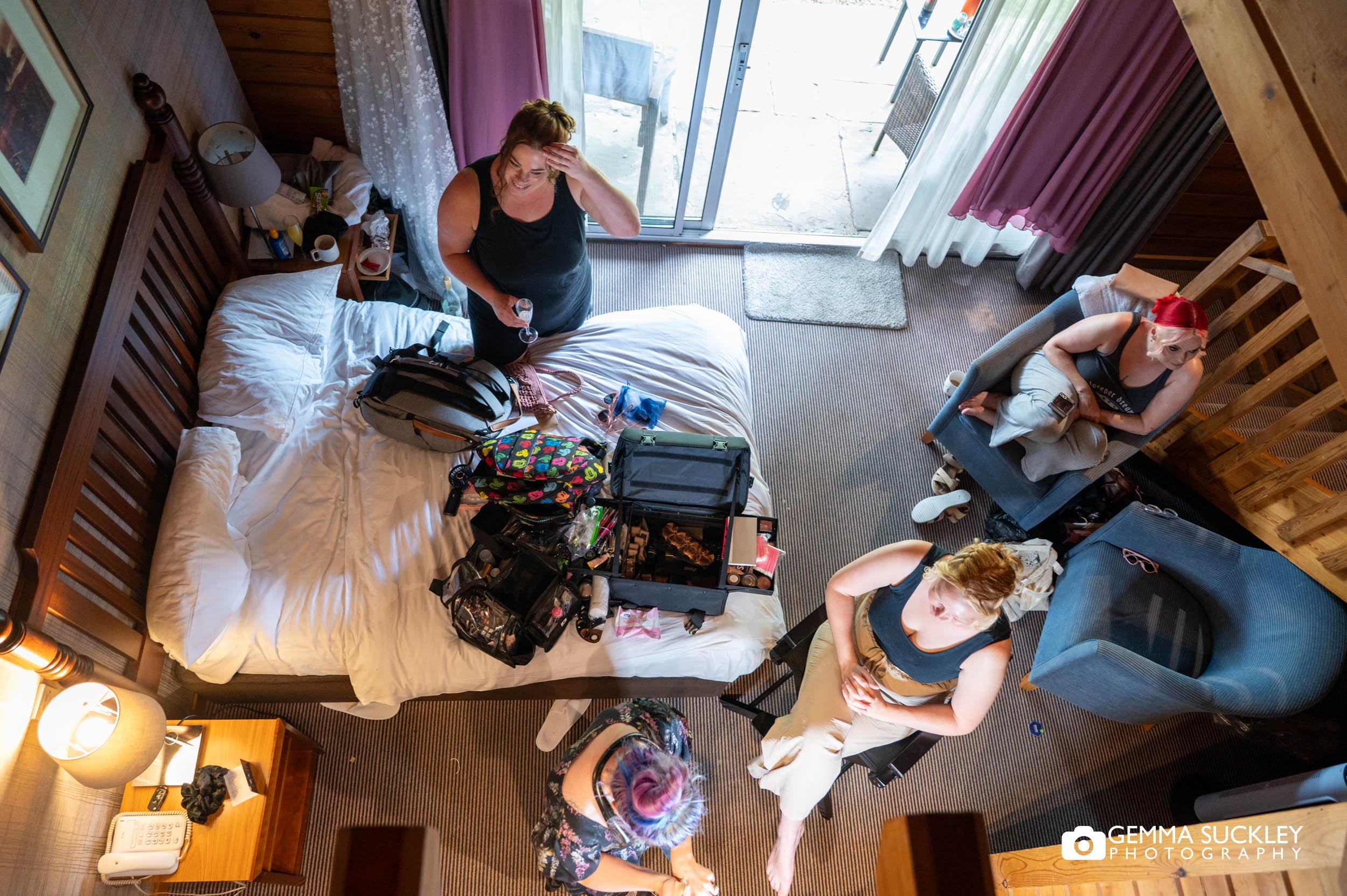 Relaxed moments during the bride's morning preparations