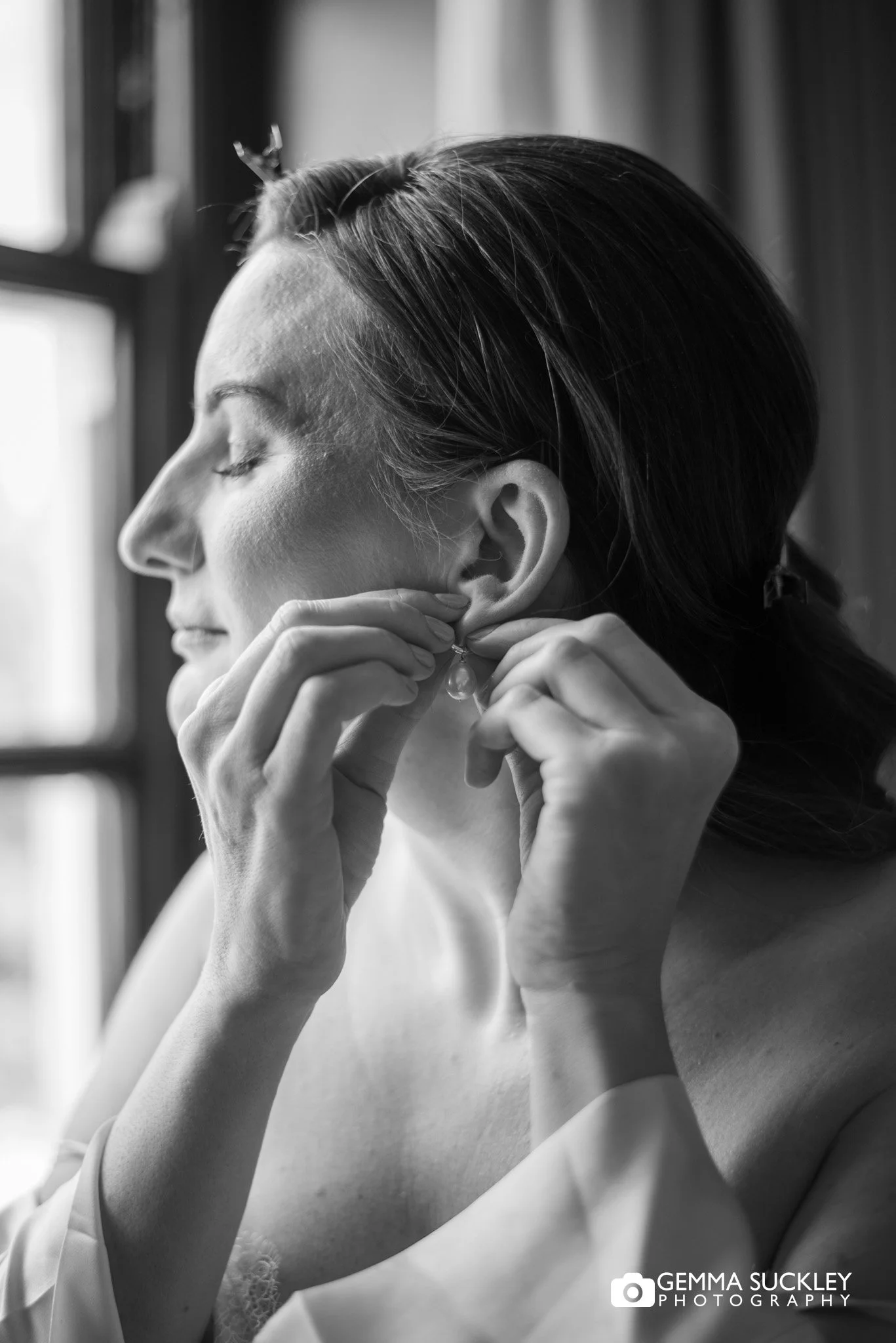 bride putting in her earrings 