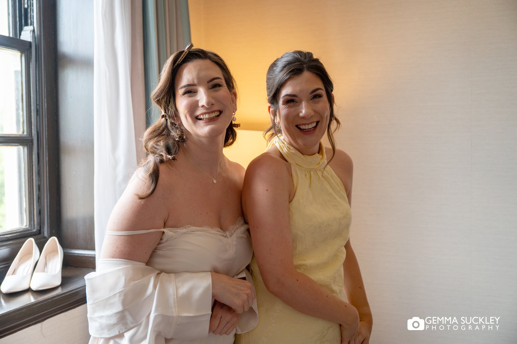 bride and her sister