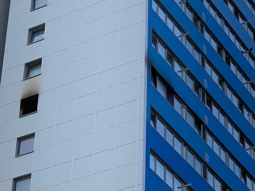 as you can see the flat was completely burnt out both the cladding and the EWI stopped the spread of flame at the correctly installed fire breaks showing full compliance to its A1 status