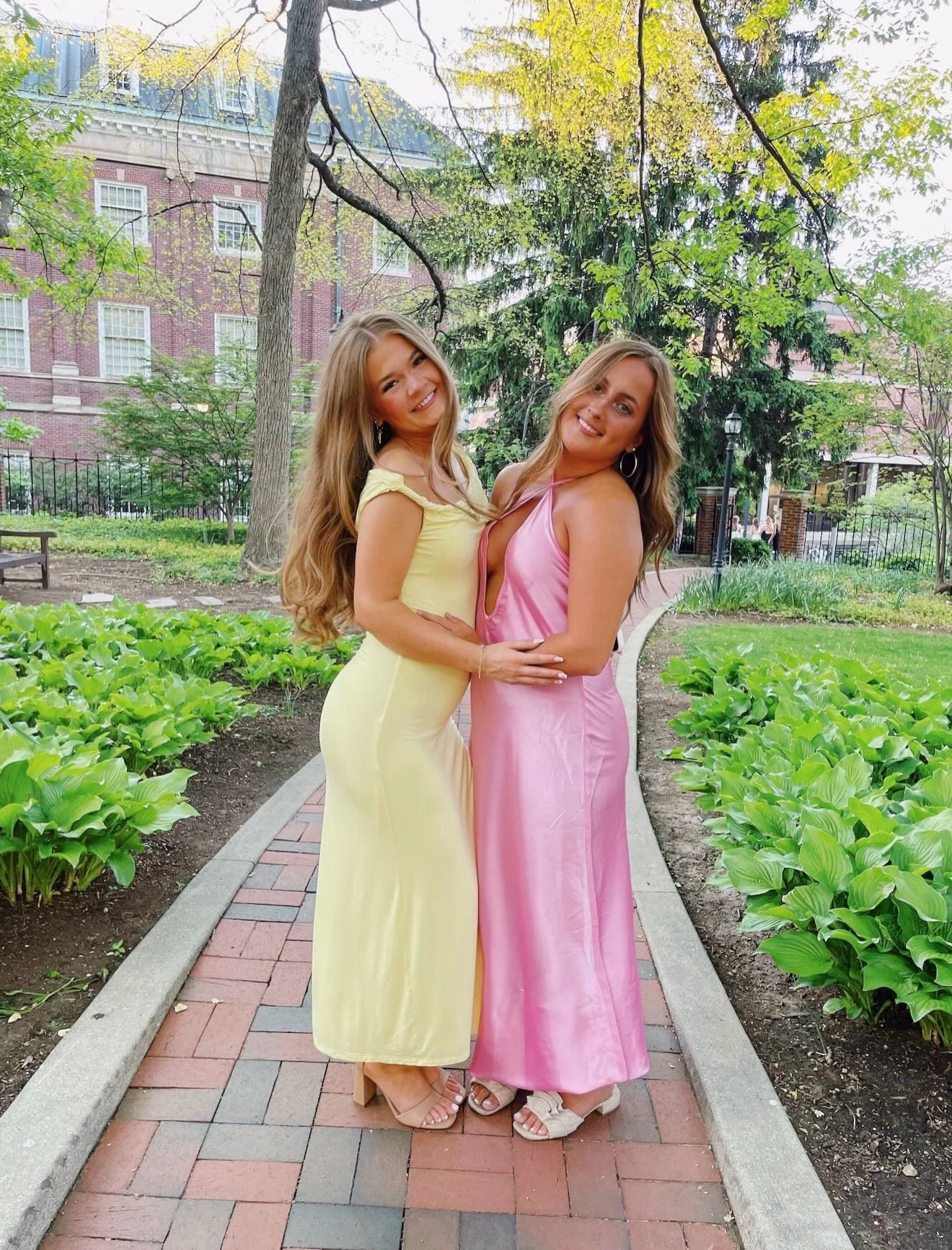 NATIONAL BEST FRIENDS DAY!💞💞 

Missing our girls so much!!! Tag a sister you&rsquo;re thinking of today!!! 

#UKDELTAZETA #KENTUCKY #BFF #PANHELLENIC