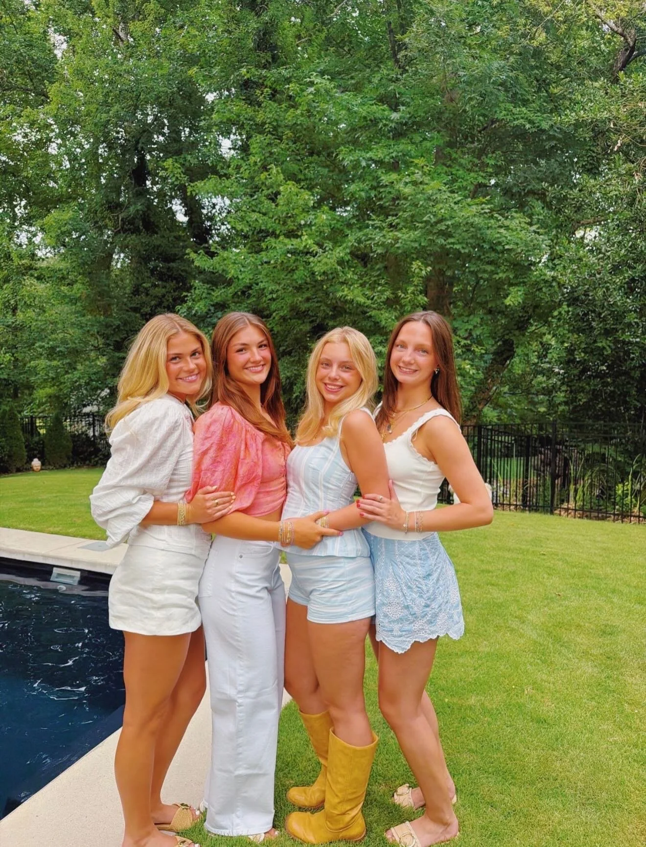 LIL BIT OF PAN LOVE FOR YOUR FRIDAY💛

Missing our Panhellenic sisters SOOO much!! Can&rsquo;t wait to be back in Lexington so soon!!! 

#DELTAZETA #PANLOVE #KENTUCKY