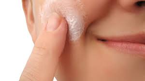 Pores de la Peau dilatés Suivez les étapes de cette routine Exfoliez votre peau deux fois par semaine Ainsi, vous éviterez que les cellules mortes de la peau et la saleté, n'obstruent pas vos pores et génèrent de l'acné ou des points noirs. Le bicarbonate de soude Faites une pâte en mélangeant du bicarbonate de soude avec de l'eau tiède (doses égales). Avec de petits mouvements circulaires, massez-vous le visage pendant 30 secondes et rincez à l'eau froide. Répétez cela 2 fois par semaine.