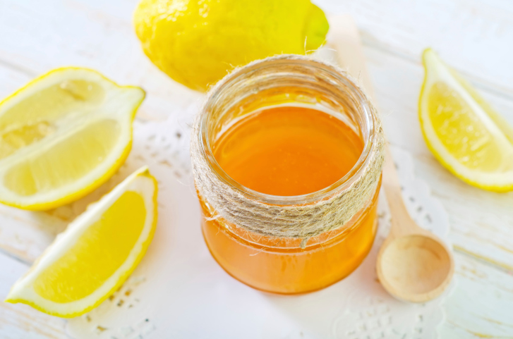 Citron Miel Utilisez le pouvoir merveilleux du citron pour diminuer les imperfections. L'acide citrique contenu dans le citron attaque les pigments de votre peau responsable de rougeurs ou de décolorations disgracieuses et les neutralise. Le jus de citron va donc rendre les imperfections moins visibles Mélangez deux cuillères à soupe de miel et une cuillère à soupe de jus de citron avec une pincée de curcuma. Rincez à l'eau froide après 10 minutes. Si vous l'appliquez uniformément, cette mixture fonctionne bien. .
