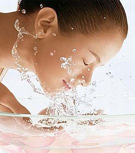 Quand vous vous levez, la première chose que vous devez faire est de laver votre visage avec de l’eau froide et de vous appliquer un nettoyant facial fait maison, infusion de camomille, thé vert, quelques gouttes d'huile essentielle de lavande et d'arbre à thé.