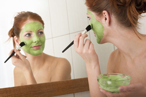 Faites-vous un bain de vapeur une fois par semaine Cela vous aidera à ouvrir les pores, à éliminer les résidus, les impuretés. Une fois que vous avez terminé votre bain de vapeur, les pores seront bien ouverts Place au Masque d'argile : Un masque à l'argile est très utile pour nettoyer et resserrer les pores dilatés du visage surtout quand vous avez une peau mixte ou grasse. l'argile absorbe le sébum de votre peau, lui donnant une belle sensation de serrage et une texture raffinée, ce qui signifie que vos pores dilatés apparaissent plus petits. L'argile tire la saleté de vos pores et réduit l'inflammation de la peau, contribuant à faire apparaître les pores plus petits et avoir une peau purifiée, plus douce et un teint plus clair. Le type d'argile utilisé pour les pores dilatés dépend du type de votre peau : L'argile verte est recommandée pour la peau grasse, tandis que l'argile blanche est pour la peau sèche L'argile jaune est pour la peau grasse très sensible. L'argile rouge est pour la peau sèche très sensible, pareil pour l'argile rose, alors que l'argile bleu convient à tous les types de peau. Il est important de savoir que les masques à l'argile peuvent trop sécher et irriter votre peau si vous les utilisez trop souvent. Il est recommandé d'utiliser l'argile 1 fois par semaine au maximum pour bien resserrer les pores dilatés. Faire un masque à l'argile Versez de l'argile verte ou blanche dans un bol (non métallique), ajoutez de l'eau minérale, de l'eau de rose ou de l'eau de fleur d'oranger (environ une cuillère à soupe d'argile + 1,5 fois le volume d'eau) attendez que le mélange argile/eau fonde, puis petit à petit, battez avec une spatule en bois, jusqu'à l'obtention d'une pâte fluide non liquide, crémeuse, mais pas épaisse. Sur les peaux fragiles, ajoutez à l'argile quelques gouttes d'huile d'argan ainsi qu'une goutte d'huile essentielle de rose, de géranium ou de néroli. Mais n'ajoutez que l'huile d'argan et l'huile essentielle seulement au moment où l'argile sera parfaitement homogène.